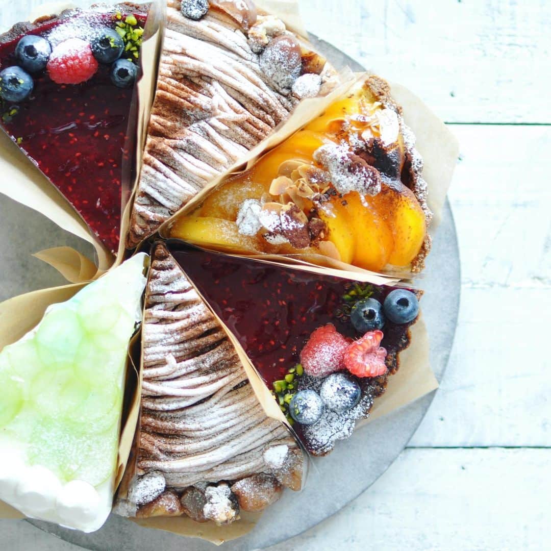 のインスタグラム：「2020.12.11 +fika ・ 11月に食べた @tarte.fika  さんの タルトたち♪ 大好きな和素材のタルトが 予約できなくって 残念だったけど^^; 刀根柿とコーヒーのタルトが 美味しかったなぁ❤︎ ・ タルトも絶品だけど 焼き菓子のレモンケーキも シュークリームも すんごく美味しいのです。 ・ #タルト#覚王山#美味しい #フィーカ#名古屋 #tarte #fika#sweets#nagoya」