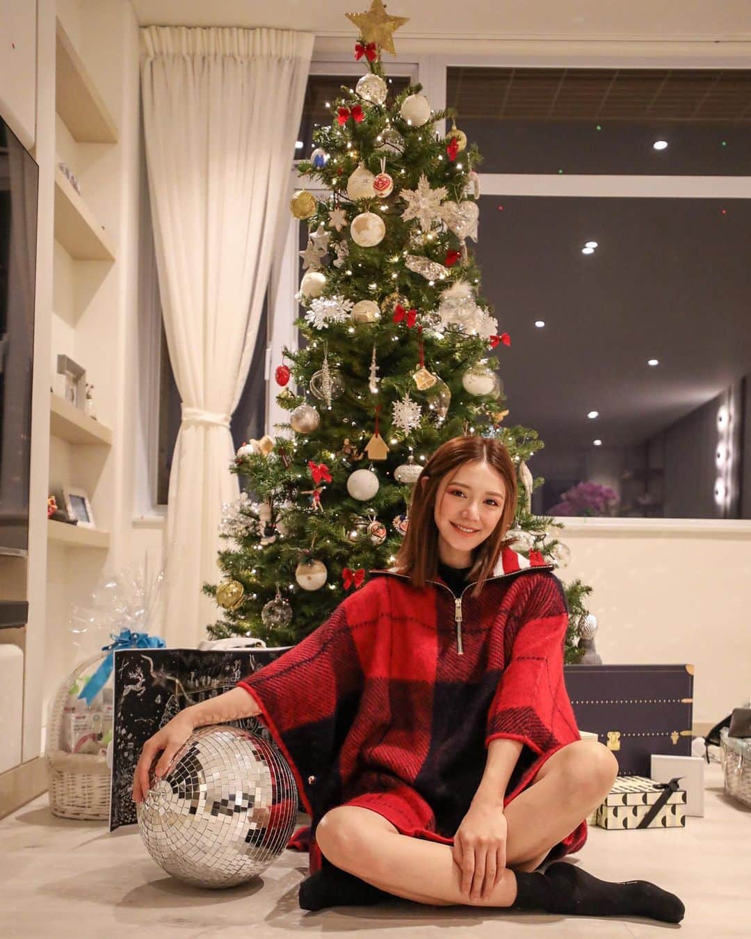Elva Niさんのインスタグラム写真 - (Elva NiInstagram)「Happiness is putting up a Christmas tree 🎄  #hohoho #cantwaitforchristmas  #elvaootd」12月11日 20時17分 - misselvani