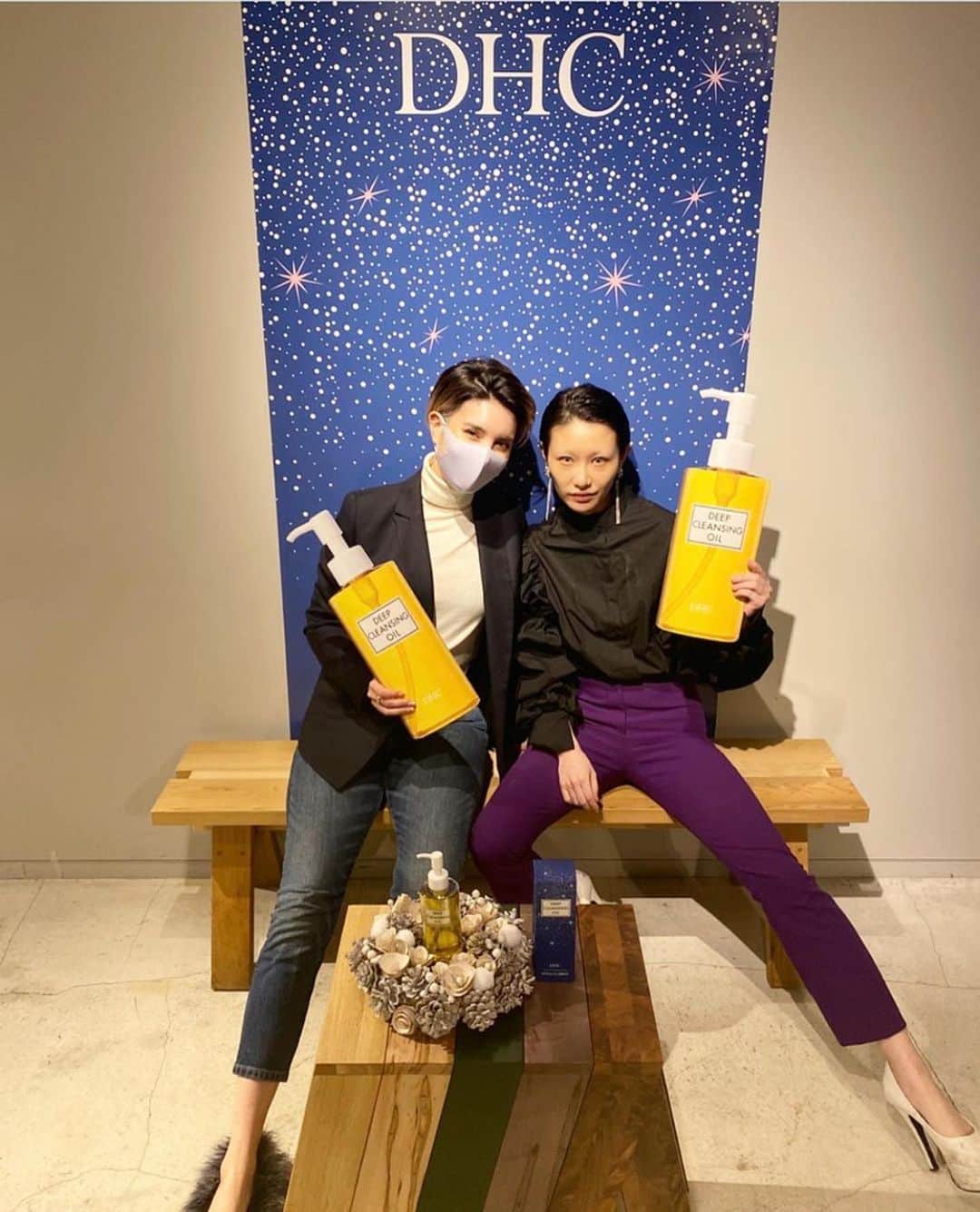 のインスタグラム：「._ 再投稿します✨🙇🏻‍♂️ @tokyoangelspod @dhcjapanglobal のワークショップに行ってきました！！ 動画にあるけど泡立て方も勉強になりめっちゃ泡泡になって下にしても落ちひんくらいやし、文字も透き通るくらいの透明度で凄いなと思った！ あとステップスキンケアも勉強になったしかつ肌年齢がチェックもできたんやけどめっちゃ点数よくてあがった！😍✨ 化粧はちゃんと落としてちゃんと顔を洗いましょう😜✨ 楽しかったありがとうございました💓✨._  *肌チェック、写真撮影の時のみ、マスクを外す許可をいただきました。  #dhcjapanglobal #dhc #DHCOliveSkincare #tokyoangelspod #skincare #beauty #deepcleansingoil #DCOHoliday2020」