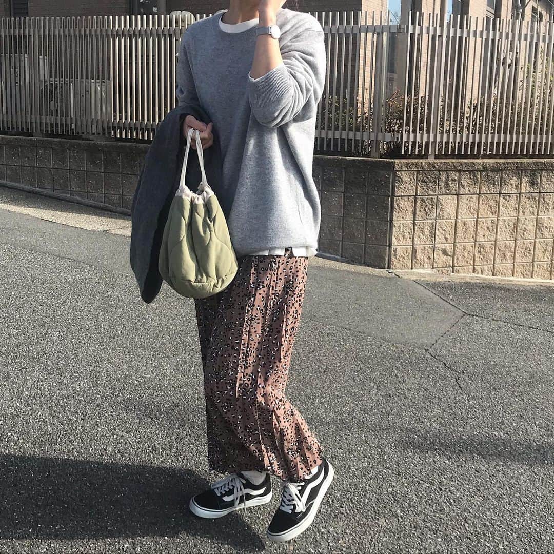 __mai____のインスタグラム：「. 久々コーデ撮りました☺︎ ユニクロの #カシミヤクルーネックセーター men'sのxlです☺︎ シンプルなので色々合わせやすい♫ . 黒のconverseが欲しい… . . #uniqlo #ユニクロ #vans #オールドスクール #ユニクロニット #ユニクロニット部 #ユニクロニット族 #uniqloginza2020FW #ニットコーデ #PR #カジュアル #カジュアルコーデ #ママコーデ #coca #coca_code」
