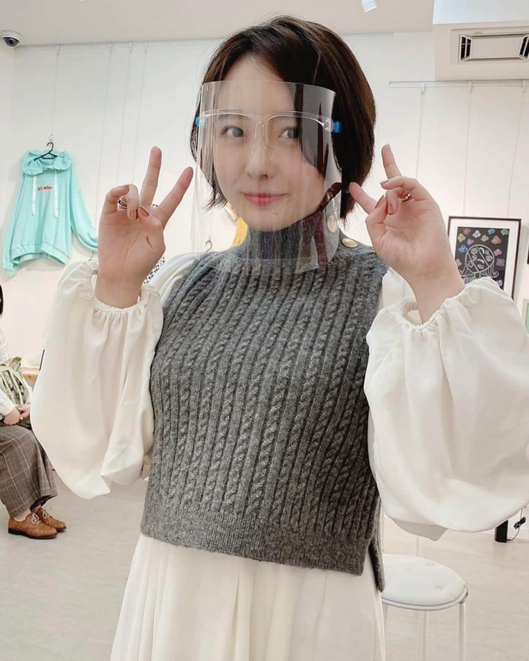 のインスタグラム：「🌼🌸🌺🦋☘️  in HIROSHIGE  GALLERY  写真展4日目〜！ ありがとうございました！  今日は早い時間から最後までずっとお客さんがいて下さって沢山見てもらえて本当に嬉しかったです🌷  トークショーでは裏話やこの写真集に込めた想い、みんなに聞いてほしい一緒に作ってくださった方々への思いを沢山話せて楽しかったな〜！  明日はオープンからクローズまでいるのでぜひ遊びにきてね！  ps.貴重な写真はひとみちゃんが撮ってくれていたもの🦋天使好き」