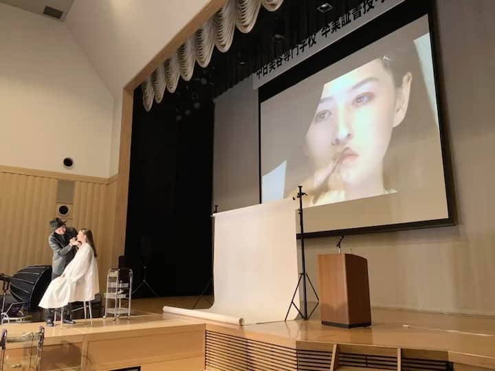 久保雄司のインスタグラム：「中日美容専門学校の皆様  ありがとうございました😊  一人一人、何か伝わり、響くと嬉しいです！  人生一度きり😊！  変化を楽しみましょう🔥  @six_salon @six_recruit  #six_salon #新型美容師 #クボユウジ」