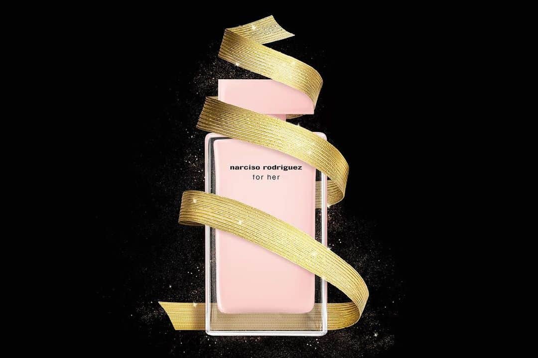 ナルシソロドリゲスさんのインスタグラム写真 - (ナルシソロドリゲスInstagram)「Discover the most perfect gift for her... for her eau de parfum. #forher #narcisorodriguezparfums #parfum #fragrance」12月11日 20時23分 - narciso_rodriguez