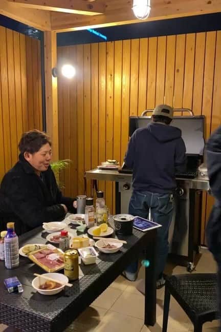 ネキストホームのインスタグラム：「12月11日金曜日のインスタライブは、#壬生町 に#平屋 を建てられたN様のお住まいからお届けしました！リゾートホテルのような贅沢なプライベート空間が、とっても素敵でした♪  - - - - - - - - - - - - - - - - - - - -  ・ 時を超えた、 新しいスタンダード。 #NEXTHAUSDESIGN ・ - - - - - - - - - - - - - - - - - - - -  more photos → @nexthausdesign1947 - - - - - - - - - - - - - - - - - - - -  ・ #ネクストハウスデザイン は心地よい#木の家 をお客様と一緒につくる#木造 の#注文住宅 を中心とした、創業1947年に創業した#宇都宮市 の#工務店 です。 ・ 大手ハウスメーカー 等が推奨する、30年ごとに建て替える家ではなく、#無垢材 やモイス などの#自然素材 を使い、そのご家族の#暮らし 方に合わせた#心地よい暮らし をご提案しています。 ・ そんな#家づくり を実際に体感できる#モデルハウス がありますので、ぜひご見学ください。 ・ あなたの理想の#マイホーム の答えが私たちの#家づくり にあります。 ・ #新築 用の#土地探し から#住宅ローン 等の資金計画まで、DMやメール、お電話等でいつでもご相談ください。 ・ #マイホーム計画 中の方は、HPより資料請求して頂ければ、コンセプトブック等をお届けいたします。 ・ ↓のプロフィール欄からHPに移動できます。 ・ - - - - - - - - - - - - - - - - - - - -  @nexthausdesign1947 - - - - - - - - - - - - - - - - - - - - ・ ・ 施工対応エリア ・ #栃木県 全域 #宇都宮市 #さくら市 #真岡市 #下野市 #日光市 など ・ 車で1時間以内の範囲を主に施工エリアとしていますが、それ以外の地域の方もお気軽にご相談ください。 - - - - - - - - - - - - - - - - - - - -  このインスタの管理人は世界を変える住宅屋 @mizonobe です。 家づくりに関することも、そうで無いことも ご相談お待ちしてます！」