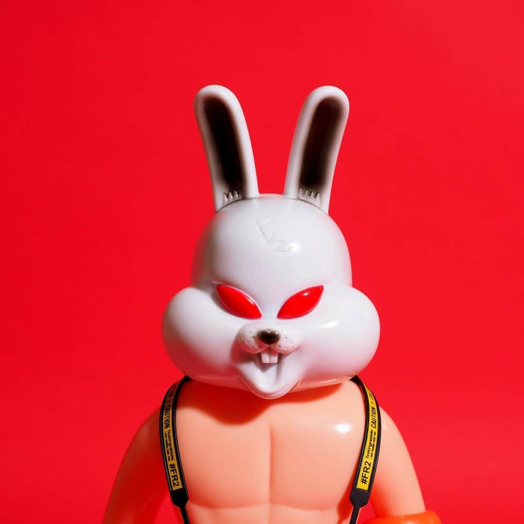 #FR2さんのインスタグラム写真 - (#FR2Instagram)「The limited-edition sofvi designed in collaboration between @punkdrunkers89 × #FR2 will also be sold at the #FR2 official online store on December 12 (Sat) only. We added a rabbit mask that can be taken off onto the "Aitsu Figurine". It also comes with an original weapon based on a carrot motif and an #FR2 camera put around his neck.  *This product will be sold by lottery. Please check the details on the official website (https://ceno.jp/FR2/).  コラボレーション限定デザインのソフビも#FR2 公式onlineのみで12月12日(土)に発売します。 「アイツフィギュア」に取り外し可能なウサギのマスクを被せ、オリジナルの人参モチーフの武器・首から下げる#FR2 仕様のカメラ付きです。 ※こちらの商品は【抽選販売】となります。詳しくは公式サイト(https://ceno.jp/FR2/)をご覧ください。  合作活動限定設計之軟膠模型亦將僅於 #FR2 官方 online 販售；販售開始日期為 12 月 12 日（六）。 我們給「那傢伙 (AITSU) 模型」戴上了可取下的兔子面具，並附上獨家的胡蘿蔔主題的武器，以及掛在脖子上的 #FR2 規格的照相機。 ※此商品採用【抽籤販售】之形式。詳細資訊請見官方網站 (https://ceno.jp/FR2/) 。  联名限定款软胶人偶也于 #FR2 官方online 12月12日（星期六）独家发售。  “AITSU人偶”戴可拆卸兔子面具， 附赠原创人参主题武器、颈挂式#FR2 规格的照相机。 ※本次商品为【抽签销售】。有关详情，请访问官方网站（https://ceno.jp/FR2/）。   #FPDR2#FR2#punkdrunkers#ソフビ#sofvi」12月11日 20時25分 - fxxkingrabbits