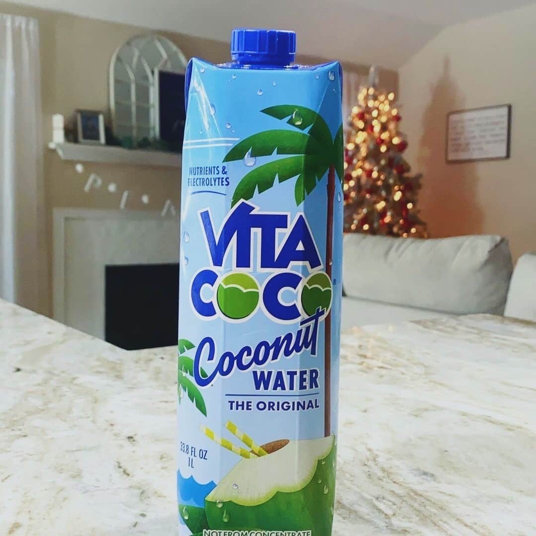 Vita Coco Coconut Waterのインスタグラム：「Who's taller? Me or the weird looking tree back there?」