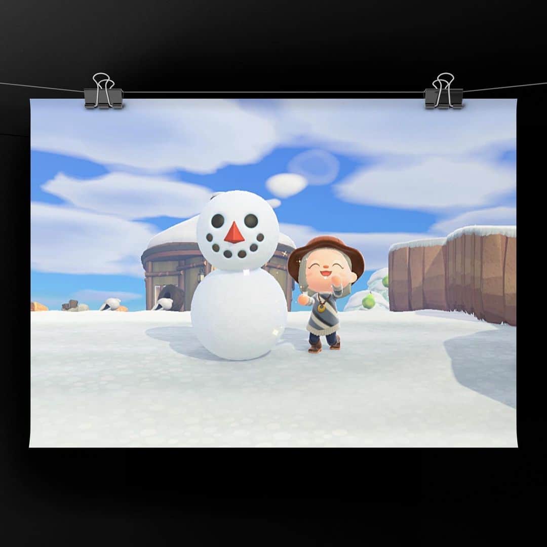 のインスタグラム：「🐹あつまれ！どうぶつの森🎄  すぐに飽きると言われながら始めたあつ森ですが、、、 おかげさまでずっと続いています😆笑  今日からは雪が積もっていて雪玉が転がっていたんだけど、それを転がしていくと大きくなって、 ２つの雪玉をぶつけてくっつけると雪だるまに変身しましたー⛄️✨  で、その頭と身体の雪玉の割合が完璧だったみたいで褒められたよ！！  ってことで記念の写真載せます(≧▽≦)  #あつ森 #雪だるま」