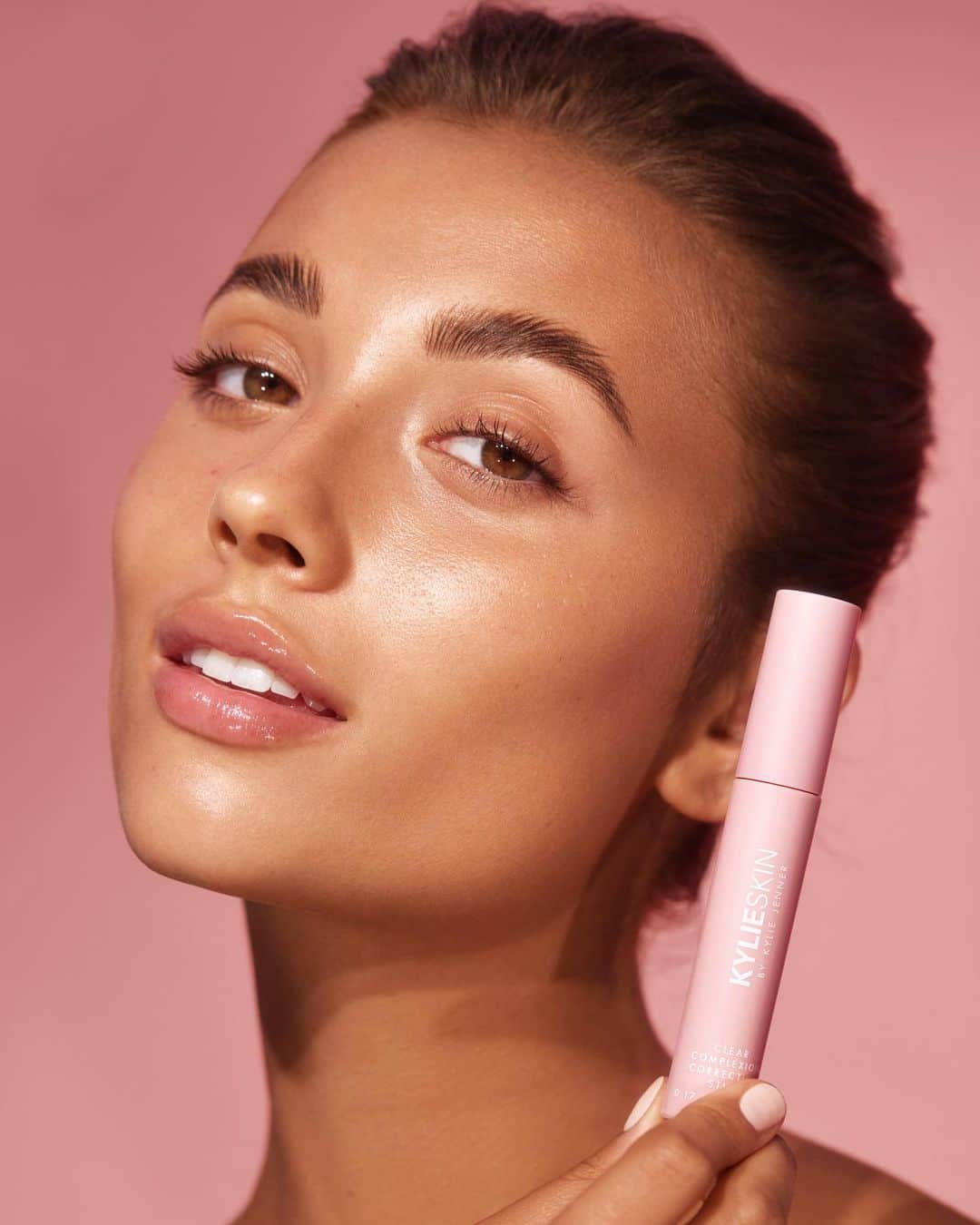 Kylie Cosmeticsさんのインスタグラム写真 - (Kylie CosmeticsInstagram)「The @kylieskin Clarifying Full Collection Bundle, Clear Complexion Correction Stick and Face Mask Brush are back in stock now on KylieSkin.com 💘 Plus, get a FREE candle with $50+ orders! Ends tonight 11:59pm pst 🕯」12月11日 11時28分 - kyliecosmetics