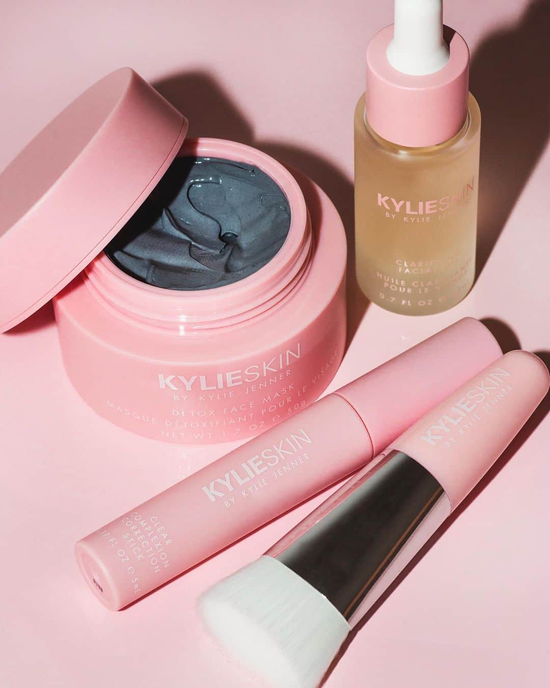 Kylie Cosmeticsさんのインスタグラム写真 - (Kylie CosmeticsInstagram)「The @kylieskin Clarifying Full Collection Bundle, Clear Complexion Correction Stick and Face Mask Brush are back in stock now on KylieSkin.com 💘 Plus, get a FREE candle with $50+ orders! Ends tonight 11:59pm pst 🕯」12月11日 11時28分 - kyliecosmetics