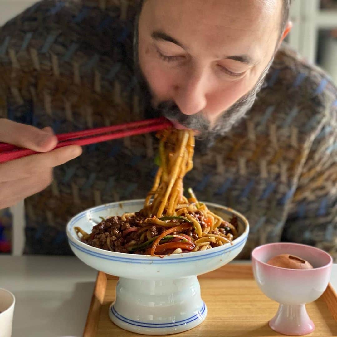 Symmetry Breakfastさんのインスタグラム写真 - (Symmetry BreakfastInstagram)「炸酱面 Zha Jiang Mian, one of Beijing’s most iconic noodle dishes. A rich deep dark sauce using fermented wheat and beans over noodles with fresh crunchy accoutrements like carrot, cucumber and watermelon radish (in Chinese the radish is called 心里美 xin li mei, meaning “inside the heart is beauty - see the last image). I subbed out the meat for soy mince and if you switch the noodles for something like buckwheat there’s no reason why this can’t be both vegan and gluten free. #炸酱面 #chinesefood」12月11日 11時42分 - symmetrybreakfast