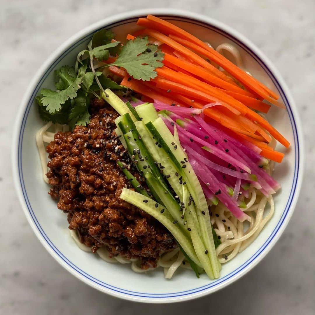 Symmetry Breakfastさんのインスタグラム写真 - (Symmetry BreakfastInstagram)「炸酱面 Zha Jiang Mian, one of Beijing’s most iconic noodle dishes. A rich deep dark sauce using fermented wheat and beans over noodles with fresh crunchy accoutrements like carrot, cucumber and watermelon radish (in Chinese the radish is called 心里美 xin li mei, meaning “inside the heart is beauty - see the last image). I subbed out the meat for soy mince and if you switch the noodles for something like buckwheat there’s no reason why this can’t be both vegan and gluten free. #炸酱面 #chinesefood」12月11日 11時42分 - symmetrybreakfast