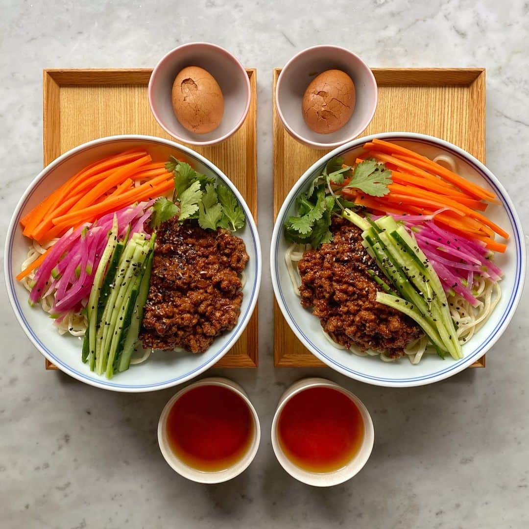 Symmetry Breakfastのインスタグラム：「炸酱面 Zha Jiang Mian, one of Beijing’s most iconic noodle dishes. A rich deep dark sauce using fermented wheat and beans over noodles with fresh crunchy accoutrements like carrot, cucumber and watermelon radish (in Chinese the radish is called 心里美 xin li mei, meaning “inside the heart is beauty - see the last image). I subbed out the meat for soy mince and if you switch the noodles for something like buckwheat there’s no reason why this can’t be both vegan and gluten free. #炸酱面 #chinesefood」