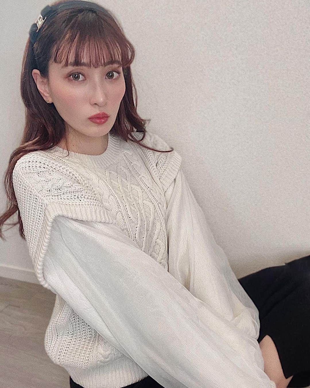 のインスタグラム：「毎日寒い〜🥺 今年からこたつを投入しました😂🍠  tops→ @fifth_store   寒がりなので、コートの下は絶対ニット❤️ このドッキング部分が可愛すぎる😍 腕の部分全然寒くないの🥰  #fifth #fifthtl #フィフス #オーガンジードッキングケーブルニット #フェミニン #ニット #高身長コーデ #ニットコーデ #冬コーデ」