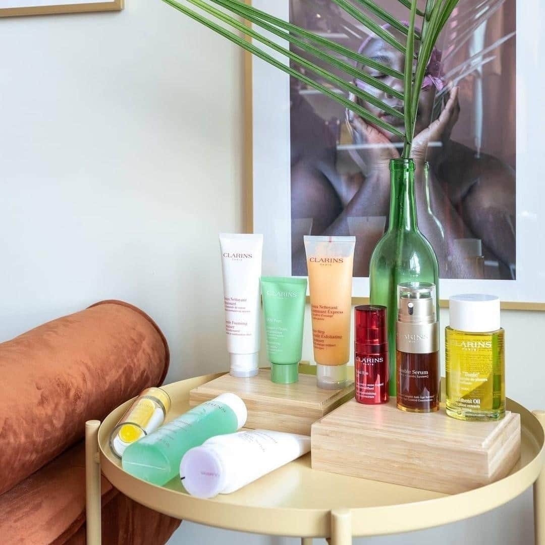 Clarins Canadaのインスタグラム：「Oh hey there dream beauty routine! 😍 In order to guide you in the choice of your face and body skin care treatments, Clarins has developed the Clarins & Me beauty consultation tool. Totally free, it allows you to chat with our Clarins Coaches to discover the products that are best suited to your beauty concerns. Plus, the Coaches are also available to help you with your Holiday shopping.⁣ Book an appointment now through the link in bio!⁣ __________⁣ Oh la la, bonjour la routine beauté de rêve.😍 Afin de vous conseiller dans le choix de vos soins visage et corps, Clarins a développé l'outil de consultation beauté téléphonique Clarins & Moi. Totalement gratuit, celui-ci vous permet d'échanger avec nos Coachs Clarins afin de découvrir les produits les plus adaptés à vos préoccupations beauté. En plus, pour la période des fêtes,les Coachs sont également disponibles pour vous conseiller dans l'achat de vos cadeaux.⁣ Prenez rendez-vous via le lien dans la bio !⁣ .⁣ .⁣ . ⁣ 📸 : @misslionhunter」