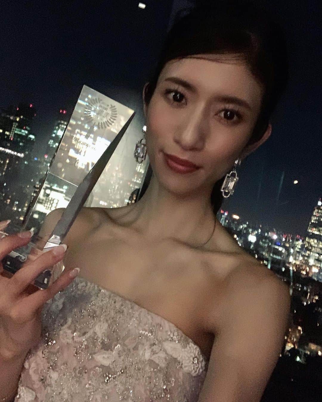 のインスタグラム：「. . 第11回国民的美魔女コンテストが終わりました。 今回は初のオンライン開催という事で、私たちは約3ヶ月のSHOW ROOM審査がありました。 それにブログや投票、日々の自分達の生活、みんなとても大変だったと思う！笑 みんな本当によく頑張った！ ファイナリスト全員に拍手を送ります👏👏👏 そして何より、今回のコンテストは多くの方の応援が必要で、応援者なしではなりたたなかったと思います。 心から感謝を申し上げます。 私は今回SHOW ROOM賞を頂きました。 応援してくれた皆さんのおかげです。 皆さんが私に与えてくれた、みんなで取った賞です。 グランプリに手が届かなくて、悔しくて、申し訳なくて、少し落ち込みました。 が、もうこれ以上はできない！というほどこのコンテストのために全力を尽くしたと自信を持って言えるので、後悔はありません。 でも一晩泥のように寝て、朝起きてトロフィーを見た時、このSHOW ROOM賞が今回のコンテストでどれほど大きな意味を持つのか、みんなの愛が詰まった賞なんだと思うと幸せで愛おしくて、私にとっては何よりも嬉しい賞だと実感がわきました。 今回のコンテストに少しでも関わってくれた全ての人に感謝を申し上げたい。 そして私のルームの皆さん！！ 皆さんと過ごした、そして駆け抜けたこの3ヶ月は私の宝物です。 愛してるよーーー♡♡♡ 今日も皆さんが幸せでありますように。 それじゃーいくよー！ 5-!4-!3-!2-!1ーーーー！ バイバァーーーーイ👋😆❤️  柳めぐみ」