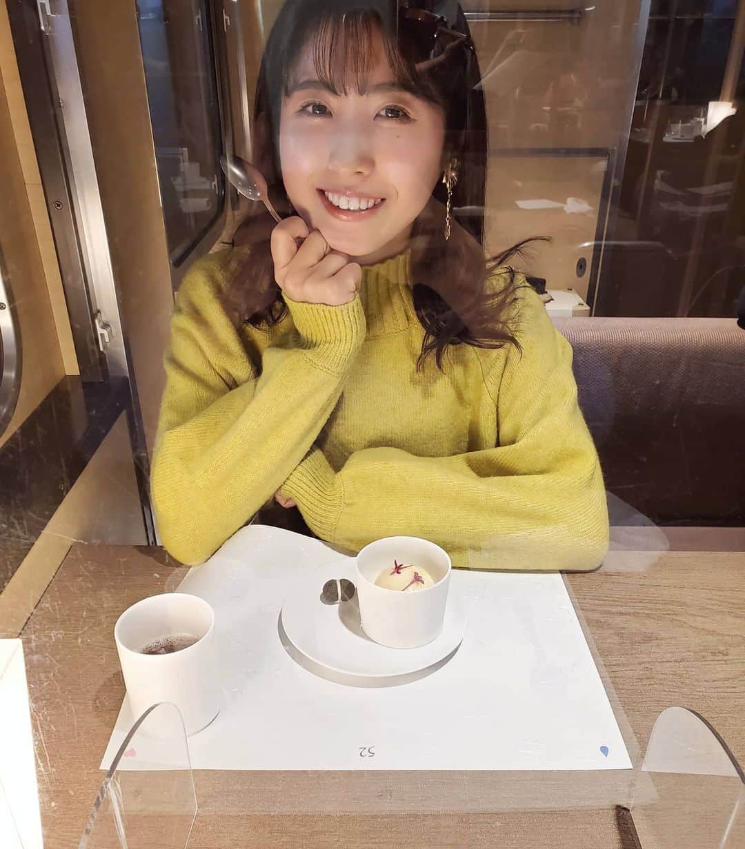 のインスタグラム：「思ったこと💖🐰 マスクをつけている時間も 口角をあげていよう💄💋✨  見えてなくても 笑ってるのは相手に伝わるし 目のあたりも自然とにっこりなる😊  マスクしてても表情豊かな人になりたいな＼(^^)／  2020年も残り三週間（！） 笑顔でいる時間が増えますように～👼  写真は旅ロケ撮影の時に スマホで撮ってもらった🙆💐  #smile #笑顔 #旅行好き #グルメ #レストラン #レストラン列車 #グルメ列車 #観光列車 #観光 #traveler #travelgram #女子旅 #ニット #ニットコーデ #fashionstyle」