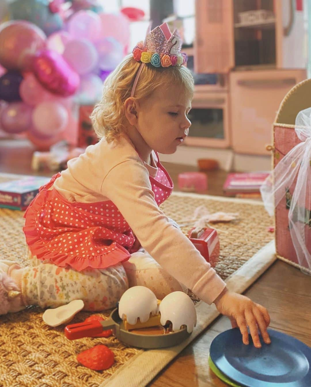 ライアン・シークレストさんのインスタグラム写真 - (ライアン・シークレストInstagram)「Happy 2nd birthday to my niece! As you can see, Flora’s favorite present this year was the cake.  (📸: @mmseacrest)」12月11日 11時48分 - ryanseacrest