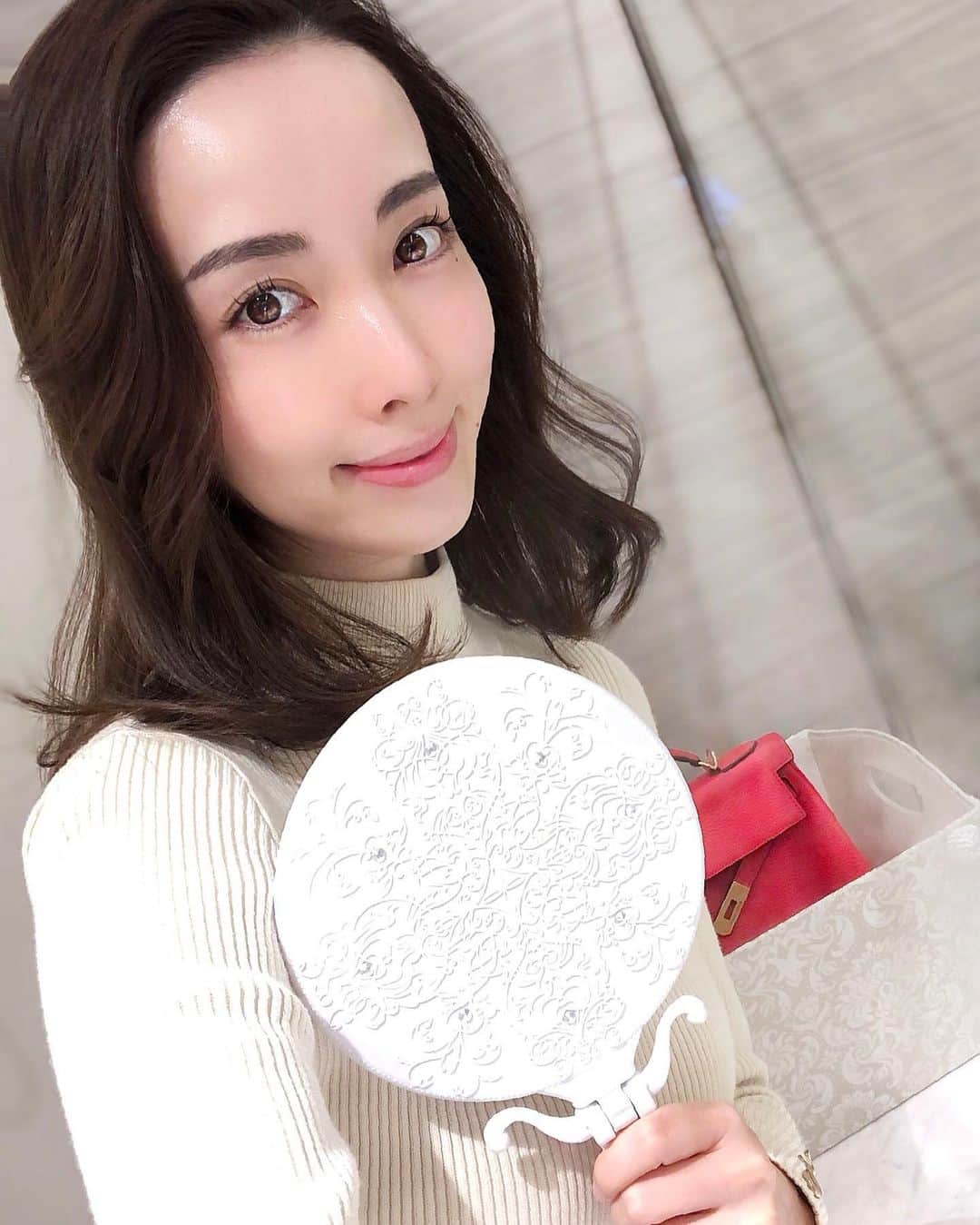 瀬戸早妃のインスタグラム：「美容強化月間😌❤@venus_beautyclinic_ginza さんにて、先日ダブロゴールドを受けてきました🎶 . ダブロゴールドは高密度焦点式超音波治療の中でも最新の機器だそうで、加齢によるシワやたるみを改善したい方、ほうれい線が気になる方などにおすすめです😌✨ . コラーゲン生成もされるので肌表面のハリやツヤもアップ︎ ⤴︎する効果が期待できるのが嬉しい💕 . 施術後はM dear(エムディア)のスキンケアライン使い放題で、しっかりお肌を保湿して帰りました♪ (ちなみに、エムディアの泡洗顔すっごくオススメです🎶もちもちのホイップクリームみたいなの😍) いつも優しくて楽しいスタッフ様も大好きなクリニックです💕 どうもありがとうございました♪ . 帰りに銀座の街角でみつけた可愛いお花屋さんのポインセチア🎄 もうすぐXmasですね❤皆様どのように過ごされますか？ 残りの2020年が、皆様にとって素晴らしい毎日でありますように✨✨  #venusbeautyclinic #ヴィーナスビューティークリニック #銀座 #ハイフ#Wハイフ#ダブルゴールド #アンチエイジング #mdear #エムディア  #美肌ケア #美容 #美容好きな人と繋がりたい #skincare」