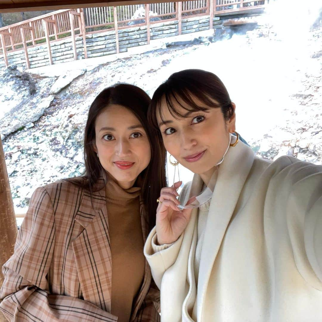 矢田亜希子さんのインスタグラム写真 - (矢田亜希子Instagram)「【オンエア】 2020年12月12日(土)あさ8：30〜9：55 関西テレビ・フジテレビ系全国ネット『土曜はナニする！？』 #草津#草津温泉#草津グルメ #足湯カフェ#真珠と楽しかったロケ#思い出ショット#温泉まんじゅう たくさん食べた#真珠とだから仕事だったの忘れちゃうくらい素すぎたよ」12月11日 11時58分 - akiko_yada