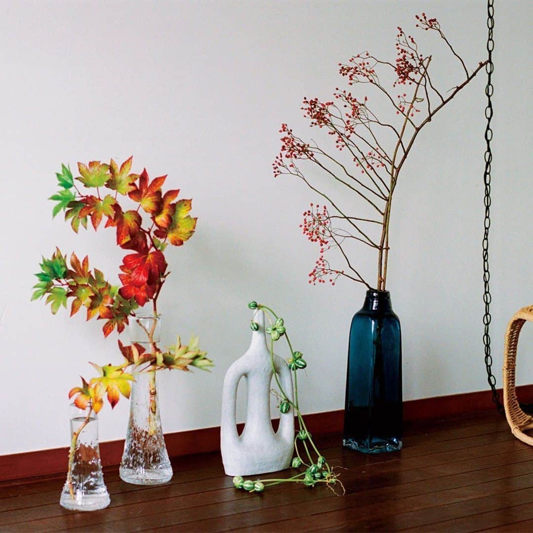 フィガロジャポンさんのインスタグラム写真 - (フィガロジャポンInstagram)「【背の高い花器に、枝ものを飾って大胆に。】⠀⠀ 部屋の角やベッドの横など、床置きで使いたい大きな花器。シンプルに枝ものを一輪潔く生けて、深呼吸したくなる心地いいコーナーに。⠀ photo : @kisema1, florist et réalisation : @maisonlouparis⠀⠀ #henrydean #vivlee #sempre #figarojapon #フィガロジャポン #フィガロ1月号 #今日もこれからも心地いい暮らし。 #インテリア #花 #花器 #枝もの」12月11日 12時00分 - madamefigarojapon