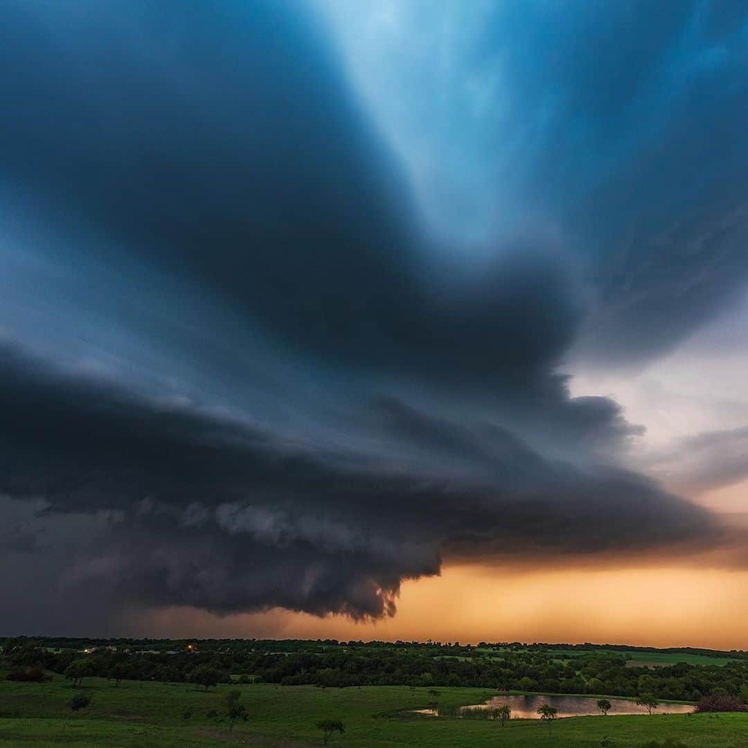 instagoodさんのインスタグラム写真 - (instagoodInstagram)「Hey guys! It’s @MikeMezPhoto here again doing a quick takeover for @Instagood! I wanted to share with you guys a carousel of some of my favorite storm structure and tornado images from the years. Tornadoes are fantastic to document, but for me, the true beauty is the entire storm itself. From storms that look like flying saucers, to upside-down wedding cakes, to just scenes you couldn’t ever imagine…here are some of the best storms I’ve stood in front of!.」12月11日 11時54分 - instagood