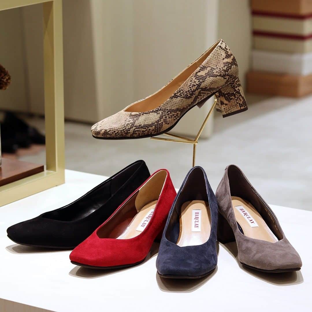 Marunouchi Paperさんのインスタグラム写真 - (Marunouchi PaperInstagram)「【これまで以上の履き心地 トレンドも押さえた優秀パンプス】 大正10年から約100年間女性の美と健康を叶えるための靴づくりを続ける、老舗婦人靴ブランドの「バークレー」から今シーズンのおすすめ「Vカットスクエアトゥパンプス」をピックアップ。  今年のトレンドであるスクエアトゥと5cmのフレアヒールが、シンプルな中にも大人の女性らしさとモードな雰囲気を演出。さらに、Vカットが足の甲を美しく見せ、足元のおしゃれ感をアップします。 こだわりの歩きやすさのポイントは、オリジナルで開発された屈曲性を最大まで高めた中底。歩行時にソールがよく曲がることで足への負担が軽減され、これまで以上の履き心地に。おしゃれさと実用性を兼ね備えた1足を実現しています。  ベーシックなブラックから差し色におすすめのレッドまで、お好みのカラーを選んで冬のコーディネートにトレンド感をプラスしてみてはいかがでしょうか。  ------------------------------------------------ バークレー【婦人靴・雑貨】丸ビル3F TEL：03-3240-0104  Vカットスクエアトゥパンプス 税込16,500円 カラー：ブラック、グレー、ネイビー、レッド、ヘビ 素材：シープスエード（ヘビ柄のみ牛革） サイズ：22.0cm～24.5cm（ブラック、グレー、ネイビーは21.5cm～25.0cm） ※なくなり次第、終了となります  #marunouchi_paper #marunouchi #tokyo #マルノウチペーパー #丸の内 #東京駅 #barclay #barclayshoes #バークレー #パンプス #スクエアトゥ #スクエアトゥパンプス #vカットパンプス #レディースシューズ #婦人靴 #シープスエード #スエードパンプス #フレアヒール #5cmヒール #秋冬ファッション #履き心地 #歩きやすい靴 #スクエア #冬コーデ #丸ビル」12月11日 12時00分 - marunouchi_paper