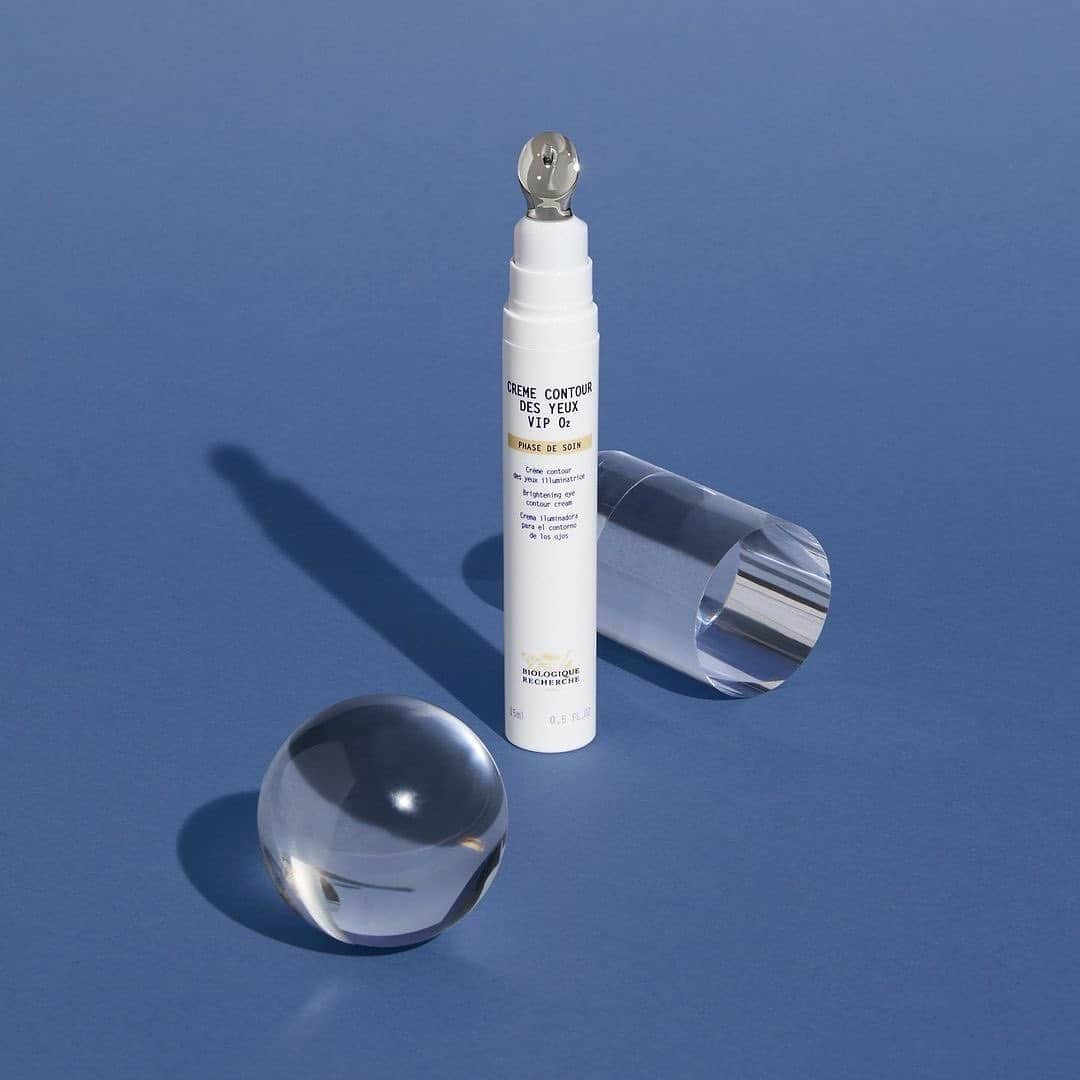 Biologique Recherche USAさんのインスタグラム写真 - (Biologique Recherche USAInstagram)「Treat your eyes to the @biologique_recherche glow with our Crème Contour des Yeux VIP O2!   This brightening eye contour treatment detoxifies the epidermis to reduce dark circles and soothe puffiness.   The eye contour is lightened and smooth for a radiant and well-rested look ✨ Ideal for dull Skin Instants   #BiologiqueRecherche #FollowYourSkinInstant #BuildingBetterSkin」12月11日 11時57分 - biologique_recherche_usa