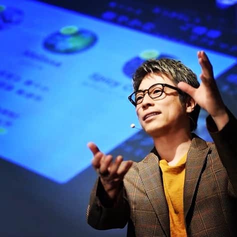田村淳のインスタグラム：「未来のテクノロジーを語ってる風の写真になってる^_^日本酒飲んで感想述べてるだけなのにwww  あなたが好きなお酒はなんですか？」