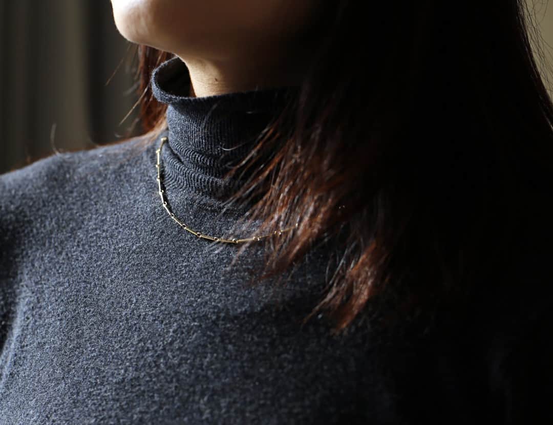 のインスタグラム：「「JEWELRY BY GRUNDLED」 - Infinitiv ネックレス -  スクエアのパーツが並ぶInfinitivのネックレス。 ブレスレットのご用意もございますので お揃いがおススメです！  ◎商品は当店トップページのバナーorプロフィールのURLからどうぞ。 ▶︎ @kozlife_tokyo  #KOZLIFE #japan #instahome #instagood #instajapan #outfit #fashion #instadaily #instagood #ootd #fashionaddict #instafashion #denmark #Jewelry #necklace #jewelrybygrundled #grundled #handmade #アクセサリー #暮らし #北欧 #北欧アクセサリー #今日のコーデ #ジュエリー #シンプル #ファッション #コーディネート #ネックレス #グルンドレッド」