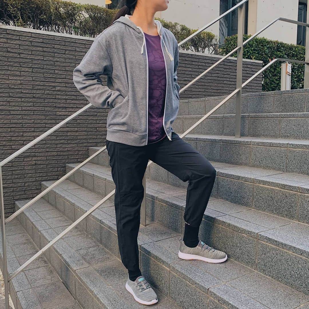 HeM sportsのインスタグラム：「水面をイメージしたプリントをグラデーションで表現したオリジナルのTシャツには、暖かなシャギー素材を裏地に使ったジャケットで防寒対策をバッチリに◎﻿ ﻿ ストレッチ性のあるMULTITEX素材を使用したロングパンツと、低反発タイプのインソールを搭載したシューズをチョイスすれば、暖かくて動きやすい冬のちょっとそこまでコーデの出来上がり✨﻿ ﻿ ぜひ、その機能性を体感してみてください💁‍♀️﻿ ﻿ ******************************************﻿ ■裏シャギージャケット﻿ ￥4,378（税込）《SALE》﻿ ■アームノールックTシャツ﻿ ￥2,178（税込）《SALE》﻿ ■MULTITEXストレッチエブリディロングパンツ﻿ ￥5,940（税込）﻿ ■フレックスクッションスニーカー﻿ ￥4,290（税込）﻿ ******************************************﻿ ﻿ 商品の詳細はプロフィールページのURLからご覧ください💨﻿ ﻿ #HeMsports #HeM #yoga #running⁠ #ヘム #ヘムスポーツ #ランシュー #スポーツウェア #ランニング女子 #フィットネス女子 #スポーツ女子 #トレーニング女子 #筋トレ女子 #スポーツコーデ #アウトドアコーデ #楽ちんコーデ #パーカーコーデ #パーカー女子 #冬コーデ2020 #2020aw #ヨガウェア #ランニングウェア #ランニングコーデ #ワンマイルコーデ #ちょっとそこまでコーデ #今日のウェア #スポーティーコーデ #グレーパーカー #黒パンツ #冬コーデ﻿」