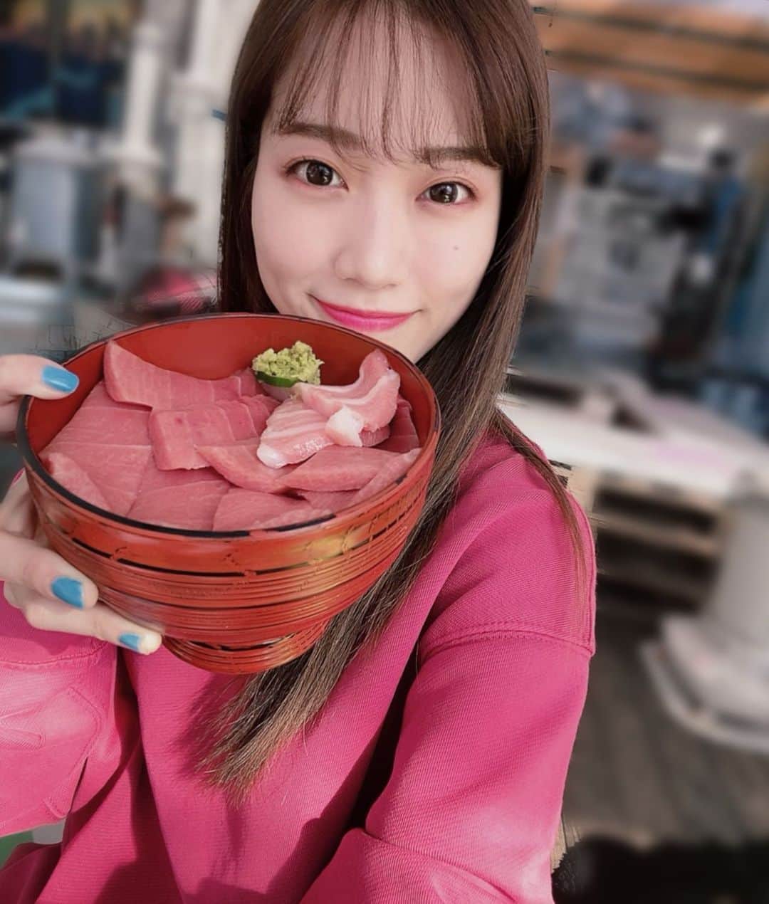 菜々香のインスタグラム：「ま、ぐ、ろ！洋服と色似てて映えてないねん！ でもまぎれもなく美味しいまぐろやねん。 #舞台終わったから #本番中生もの控えてたから #一旦食べさせて #でもまたライブやから #バイバイやねん #まぐろ#中トロ#海鮮丼 #グルメ女子」