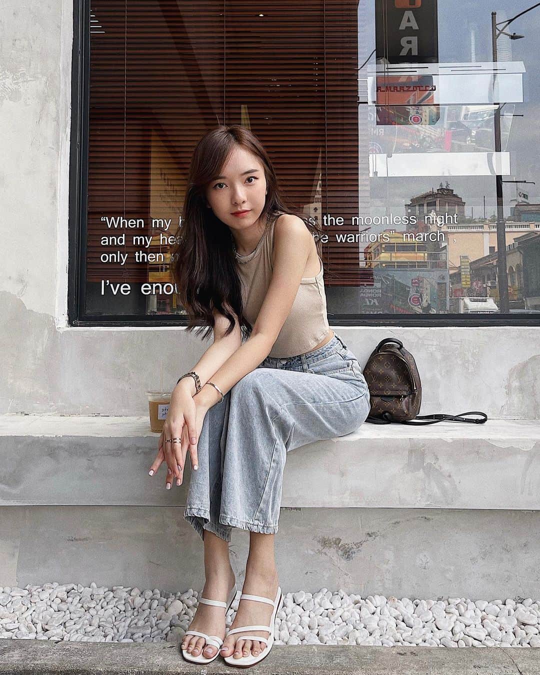 STEPHY YIWENのインスタグラム：「隨走隨拍～ 再帶走一杯咖啡🥤  涼涼鞋來自 @dafshoes_my ✨ 現在D+AF 有雙12優惠活動 超多好難的鞋子20% OFF！只到12/12！ 全館滿額免運 趕快買起來啦😛  使用我的優惠码［ STEPHYDAF10 ］ RM10 折扣 不限金額 Valid till 12/24 *  https://my.daf-shoes.com/  #Dafshoes#Dafshoesmy」