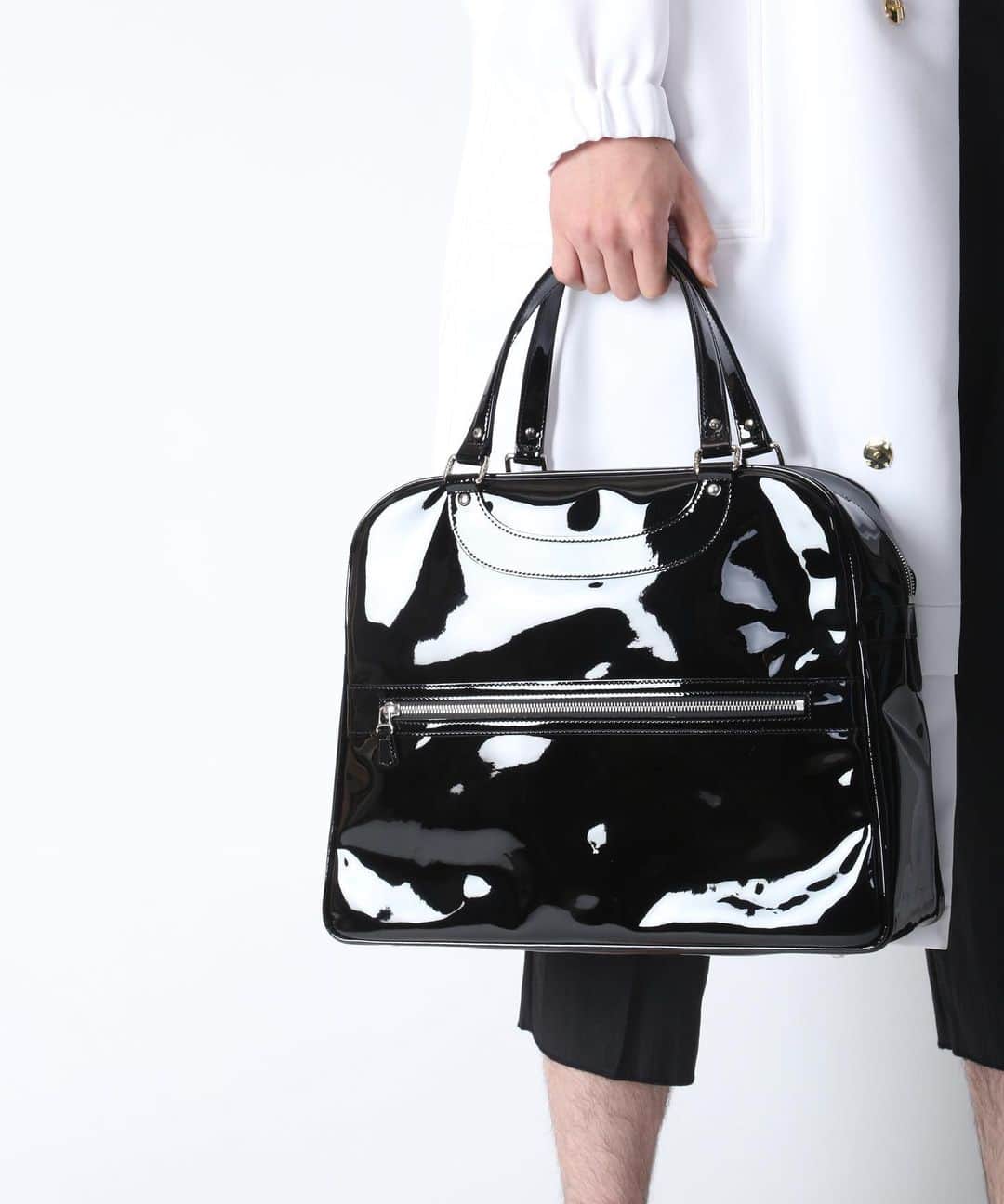 のインスタグラム：「【JACQUES LE CORRE】 2020 AUTUMN WINTER - Cosmos -  ジャック・ル・コー @jacqueslecorre_tokyo の2020年秋冬コレクションより“Cosmos”シリーズが入荷。 ソリッドで近未来的な60’Sのレトロモダンスタイル。艶やかに仕上げたエナメルブラックは着こなしをスタイリッシュに格上げしてくれます。  Clothes: @wut_store   #jacqueslecorre #aw20 #bag #fashion #enamel #エナメル #エナメルバッグ #ジャックルコー #バッグ #baglover #womensfashion #mensfashion #hpfrance #アッシュペーフランス #クリエイションが人を豊かにする」