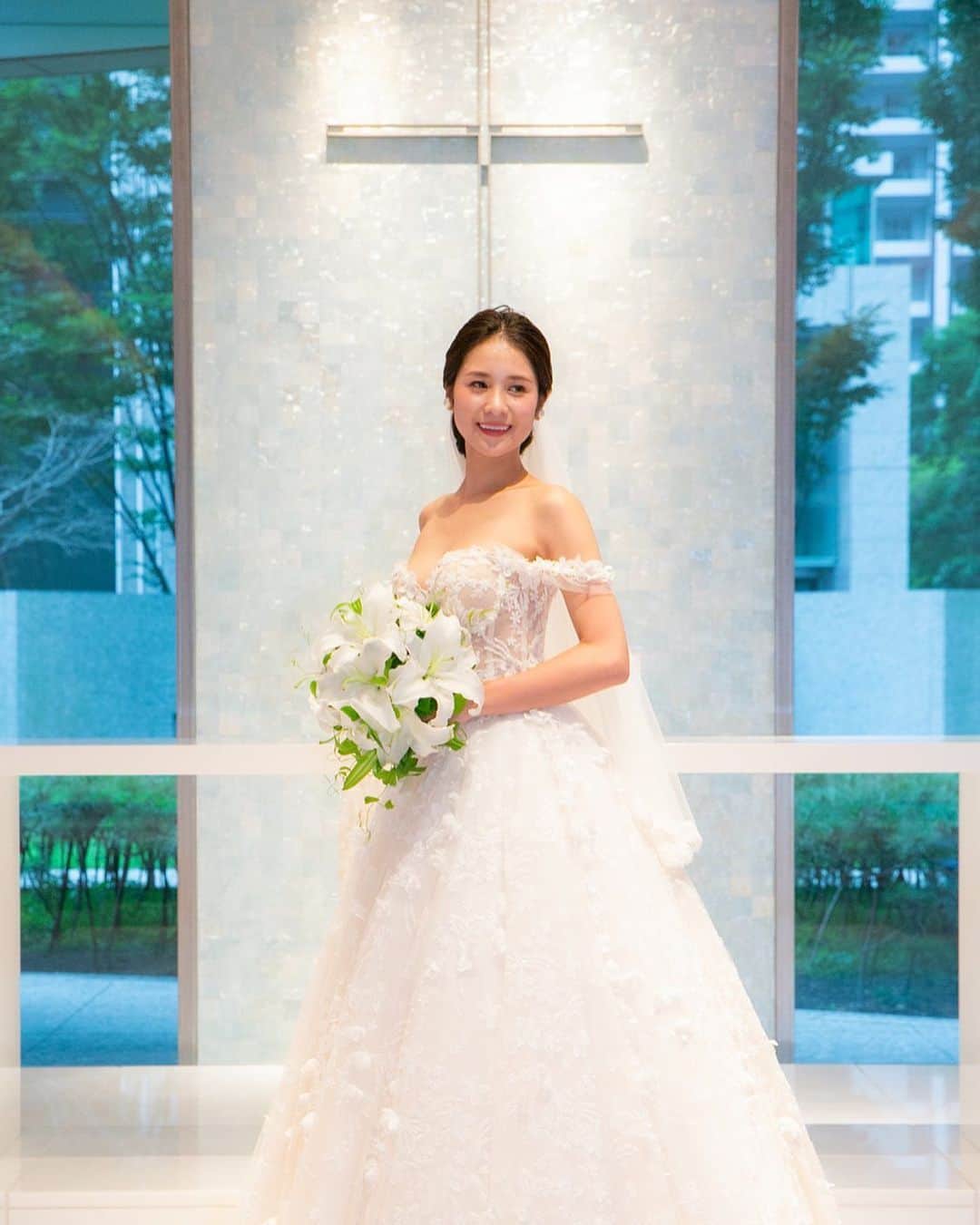 のインスタグラム：「コンラッド東京（@conradtokyo_wedding）のチャペルでの一枚です。﻿ ﻿ 明るい光が差し込む贅沢な空間で、挙式を執り行うことができます。﻿ ﻿ dress.﻿ Galia Lahav / GALA-1010﻿ ﻿ handling salon.﻿ omotesando﻿」