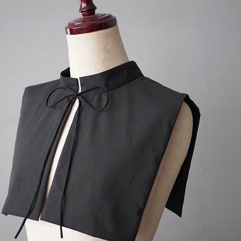 手紙社さんのインスタグラム写真 - (手紙社Instagram)「【前後ろどちら向きでも着用可能な付け襟で日々の装いにスパイスを】﻿ シンプルな生地にゆったりとしたシルエットが特徴的な「kashuka」のアイテム。前向きでも後ろ向きでも気分やスタイルによって使い分け可能な付け襟『Ribbon sailor collar』をお手持ちの服と組み合わせれば、日々の装いに新鮮さと変化をプラスしてくれますよ。肩に馴染みやすい素材で作られているので着心地も抜群！ ﻿ ーーーーー﻿ ﻿ ▼kashuka（@_kashuka_）﻿ ﻿ オンラインミーティング﻿ →12/17（木）20:00〜﻿ ﻿ ショップ販売期間﻿ →12/17（木）21:00〜12/24（木）21:00﻿ ﻿ ーーーーー﻿ ﻿ ＜新しいオンラインフェスティバル・布博　開催概要＞﻿ 会期：2020年12月14日（月）〜26日（土）﻿ チケット：一般 1,000円／手紙社の部員 900円﻿ 会場：「新しいオンラインフェスティバル・布博」公式サイト﻿ ▶︎詳細は「@textilefabrics」プロフィールのURLから！﻿ ﻿ ▶︎布博で販売されるアイテムを事前にチェックできる“プレビュー”開催中！　公式サイト「出展者一覧」の「ショップを見る」ボタンからアクセス！﻿ ﻿ ーーーーー﻿ ﻿ ◎「新しいオンラインフェスティバル・布博」は3本立て！﻿ ﻿ 1）オンラインミーティング（番組）﻿ ▶︎12/14（月）〜19（土）毎日開催！﻿ 出展者による作品紹介やアトリエツアーなどの番組を生配信！﻿ 作り手との会話をお楽しみいただけます。﻿ ﻿ 2）オンラインショッピング﻿ ▶︎12/14（月）〜毎日異なる出展者が販売を開始します！﻿ 出展者による新作や、ここでしか買えない限定作品、もちろん、定番商品も購入することができます！﻿ ※それぞれの販売期間は公式サイトからご確認ください﻿ ﻿ 3）スペシャル音楽ライブ番組﻿ 12/20（日）は7時間を超える生放送をお届け！﻿ 豪華アーティスト4組による音楽ライブや、プロのスタイリストが布博アイテムのスタイリングを紹介する「ライブスタイリング」を生配信します！﻿ ﻿ #手紙社#手紙舎#布博#オンラインイベント#新しいオンラインフェスティバル#新しいオンラインフェスティバル布博#ブローチ博#布雑貨#手芸#テキスタイル#刺繍#ブローチ博#ハンドメイド#編み物#手織り#生地#服#付け襟#kashuka#tegamisha#nunohaku#textile#textiledesign#fabric#handmade#handcraft#accessory#embroidery#布博まであと3日」12月11日 12時10分 - tegamisha