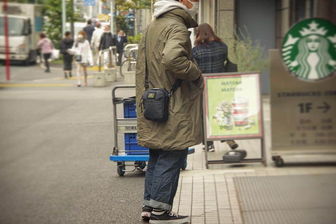 グレゴリー原宿 / Gregory Harajukuのインスタグラム：「. . 《コラボモデル》 . . 続きまして こちらも12/11発売の コラボレーションモデル . . . グレゴリーのSPEARシリーズと N.H.TPESとの 人気コラボレーションシリーズ . . オリジナル設計やスペックはそのままに N.H.TPESらしい新機能を搭載した バック . . 今シーズンは、旅行や出張 ちょっとしたレジャーにも 最適な逸品となっています . . . 《BUTT POCKET》 2ℓ ¥14,000+tax color / BLACK」