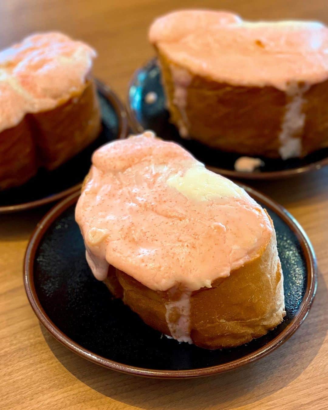 秋山具義さんのインスタグラム写真 - (秋山具義Instagram)「久しぶりの大濠公園近く『らるきい』。 11時オープンの45分前に行って1番目。 ﻿ 初めて食べた時にその美味しさに驚愕したとろとろ卵でピリ辛の「ぺぺたま」と年に数回の限定という「ぺぺたまミートソース」と初めての「ウニボナーラ」と「めんたいトースト」を3人で分けて。﻿ ﻿ どれも美味しいけど、やっぱり「ぺぺたま」好きだな〜！！！﻿ ﻿ #らるきい #ぺぺたま #具義パスタ2020 #具義パン2020」12月11日 12時11分 - gugitter