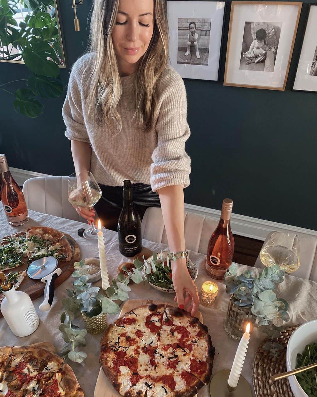 Helena Glazer Hodneのインスタグラム：「For the last couple of years, incorporating a version of a "fancy pizza party" into our holidays has become one of my favorite family traditions. This year, we went for margherita, eggplant, prosciutto and arugula paired with our favorite Sauvignon Blanc and Rosé from @kimcrawfordwine. Despite this insane year, we're making the most of the holiday season and all of our family time. #KimWithUs #KimCrawfordPartner #for21+」