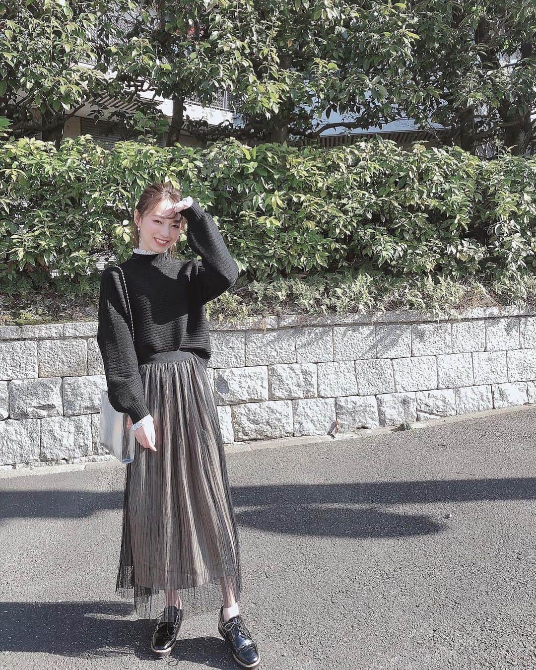 白岩まちこのインスタグラム：「≫≫👗... 𝘤𝘰𝘰𝘳𝘥𝘪𝘯𝘢𝘵𝘦...❤︎❤︎  ㅤㅤㅤㅤㅤㅤㅤ ㅤ 𝘛𝘰𝘥𝘢𝘺'𝘴  𝘤𝘰𝘰𝘳𝘥𝘪𝘯𝘢𝘵𝘦...🦊🍂  ㅤㅤㅤㅤㅤㅤㅤㅤㅤㅤㅤㅤㅤ 今日はワントーンコーデ🦢🖤 ㅤㅤㅤㅤㅤㅤㅤㅤㅤㅤㅤㅤㅤ  差し色にシルバーのバッグを持ってみた👜🤍 ㅤㅤㅤㅤㅤㅤㅤㅤㅤㅤㅤㅤㅤㅤㅤㅤㅤㅤㅤㅤㅤㅤㅤㅤㅤㅤ ㅤㅤㅤㅤㅤㅤㅤㅤㅤㅤㅤㅤㅤ  𝘒𝘯𝘪𝘵  @fifth_store  𝘴𝘬𝘪𝘳𝘵　@fifth_store ㅤㅤㅤㅤㅤㅤㅤㅤㅤㅤㅤㅤㅤㅤㅤㅤㅤㅤㅤㅤㅤㅤㅤㅤㅤㅤㅤㅤㅤㅤ ㅤㅤㅤㅤㅤㅤㅤㅤㅤㅤㅤㅤ ㅤㅤㅤㅤㅤㅤㅤㅤㅤㅤㅤㅤㅤㅤㅤㅤ ㅤㅤㅤㅤㅤㅤㅤㅤㅤㅤㅤㅤㅤ ☑︎ レースドッキングボリュームスリーブニット ㅤㅤㅤㅤㅤㅤㅤㅤㅤㅤㅤㅤㅤ 全２色　¥4,390 + tax  ㅤㅤㅤㅤㅤㅤㅤㅤㅤㅤㅤㅤㅤ ㅤㅤㅤㅤㅤㅤㅤㅤㅤㅤㅤㅤㅤ   ☑︎ プリーツチュールドッキングサテンスカート ㅤㅤㅤㅤㅤㅤㅤㅤㅤㅤㅤㅤㅤ 全３色　¥4,790 + taxㅤㅤㅤㅤㅤㅤㅤㅤㅤㅤㅤㅤㅤ ㅤㅤㅤㅤㅤㅤㅤ  ㅤㅤㅤㅤㅤㅤㅤㅤㅤㅤㅤㅤㅤ レースがドッキングされたニットは、 ブラックでも少し甘めに着れて めっちゃお気に入り🧸❤️ ㅤㅤㅤㅤㅤㅤㅤㅤㅤㅤㅤㅤㅤ ㅤㅤㅤㅤㅤㅤㅤㅤㅤㅤㅤㅤㅤ ボリュームスリーブでフェミニンさもあるし🥰✨ ㅤㅤㅤㅤㅤㅤㅤㅤㅤㅤㅤㅤㅤ  ㅤㅤㅤㅤㅤㅤㅤㅤㅤㅤㅤㅤㅤ ワントーンコーデにしたかったから、 ブラックのスカートにしたんやけど、 サテン × プリーツチュールやから ブラックでも透け感があって重たくならない◎ ㅤㅤㅤㅤㅤㅤㅤㅤㅤㅤㅤㅤㅤ ㅤㅤㅤㅤㅤㅤㅤㅤㅤㅤㅤㅤㅤ ㅤㅤㅤㅤㅤㅤㅤㅤㅤㅤㅤㅤㅤ ウエストは楽チンのゴムタイプやから、 トップスを少しインして履いてみた🕺🏻🕺🏻🕺🏻 ㅤㅤㅤㅤㅤㅤㅤㅤㅤㅤㅤㅤㅤ ㅤㅤㅤㅤㅤㅤㅤㅤㅤㅤㅤㅤㅤ  今、60%offのクーポン出てるから どれもめっちゃ安買えるよ🤭💫 ㅤㅤㅤㅤㅤㅤㅤㅤㅤㅤㅤㅤㅤ ㅤㅤㅤㅤㅤㅤㅤㅤㅤㅤㅤㅤㅤ ㅤㅤㅤㅤㅤㅤㅤㅤㅤㅤㅤㅤㅤ ストーリーから見れるようにしとく😉✨ ㅤㅤㅤㅤㅤㅤㅤㅤㅤㅤㅤㅤㅤ ㅤㅤㅤㅤㅤㅤㅤㅤㅤㅤㅤㅤㅤ ㅤㅤㅤㅤㅤㅤㅤㅤㅤㅤㅤㅤㅤ  今日は日差し強くて 顔ぶっとんだ🤣‼️ ㅤㅤㅤㅤㅤㅤㅤㅤㅤㅤㅤㅤㅤ ㅤㅤㅤㅤㅤㅤㅤㅤㅤㅤㅤㅤㅤ ㅤ 顔飛ぶから手で日除けしたら ２枚目シェー🙆🏻‍♀️になった。笑笑 ( 年代わかるwww)ㅤㅤㅤㅤㅤㅤㅤㅤㅤㅤㅤㅤㅤㅤㅤㅤㅤㅤㅤㅤㅤㅤㅤㅤㅤ ㅤㅤㅤㅤㅤㅤㅤㅤㅤㅤㅤㅤㅤ ㅤㅤㅤㅤㅤㅤㅤㅤㅤㅤㅤㅤㅤ  普段あまり黒って選ばないけど、 こんなコーデもどうでしょ〜😘⁉️ ㅤㅤㅤㅤㅤㅤㅤㅤㅤㅤㅤㅤㅤ ㅤㅤㅤㅤㅤㅤㅤㅤㅤㅤㅤㅤㅤ ㅤㅤㅤㅤㅤㅤㅤㅤㅤㅤㅤㅤㅤ ㅤㅤㅤㅤㅤㅤㅤㅤㅤㅤㅤㅤㅤ ㅤㅤㅤㅤㅤㅤㅤㅤㅤㅤㅤㅤㅤ ㅤㅤㅤㅤㅤㅤㅤㅤㅤㅤㅤㅤㅤ  ㅤㅤㅤㅤㅤㅤㅤㅤㅤㅤㅤㅤㅤ  #fifth#fifthtl#フィフス #レースドッキングボリュームスリーブニット #プリーツチュールドッキングサテンスカート #カジュアル #スカート#チュールスカート #平均身長コーデ #スカートコーデ#ニットコーデ #冬コーデ#今日のコーデ#ファッション #プチプラファッション#プチプラ #コーディネート#きょコ #冬服#冬服コーデ#ショルダーバッグ #大人コーデ#今日のコーディネート #ファッションコーデ#大人可愛い #大人カジュアル#大人女子 #ヘアアレンジ#アレンジヘア」