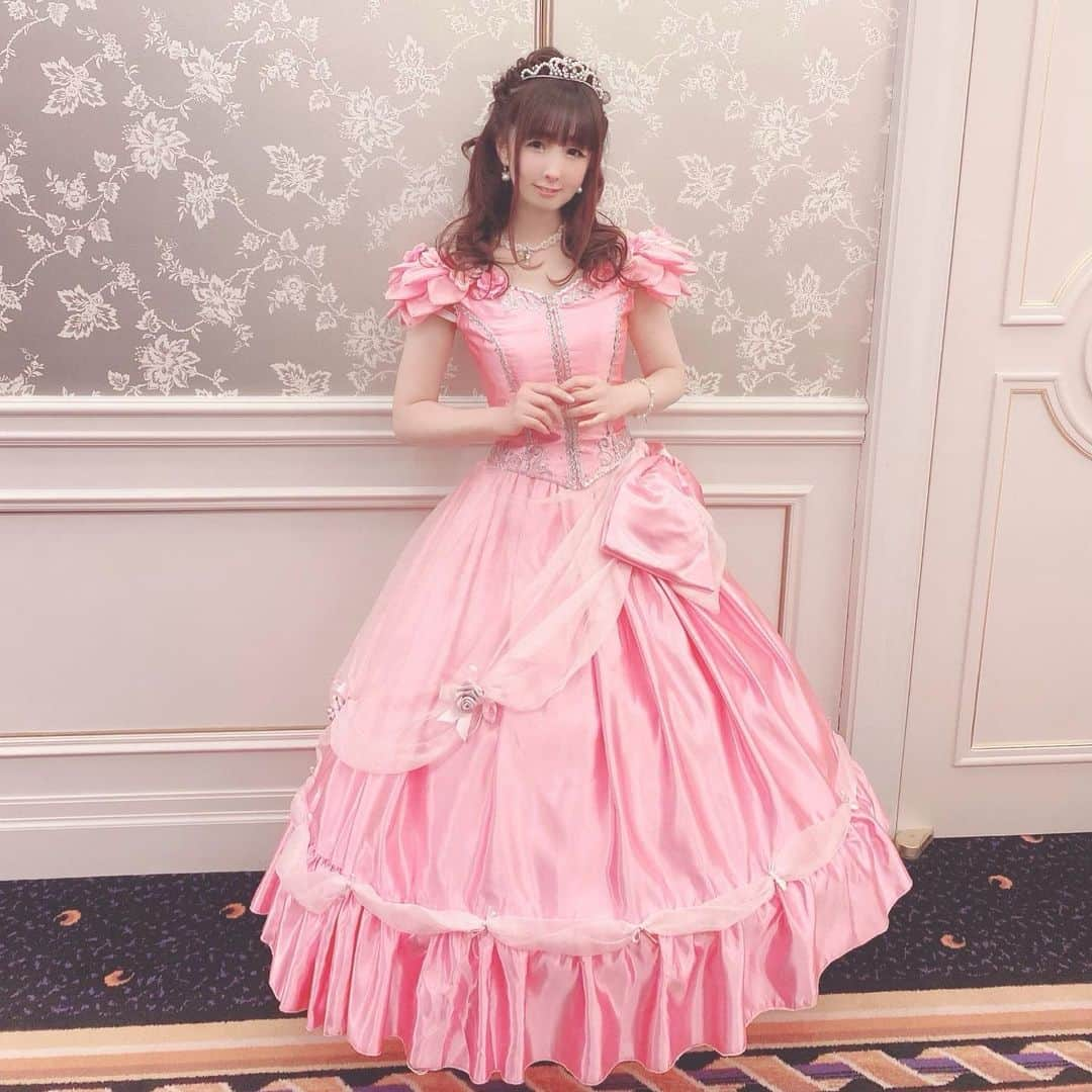 伊藤芽衣さんのインスタグラム写真 - (伊藤芽衣Instagram)「ロリータウエディング♡﻿ Hiroko Tokumineさまの﻿ （@hirokotokumine ）﻿ ﻿ 2020 Collection Show♡﻿ ﻿ Hiroko Tokumine﻿ 洋裁スクールの生徒さん製作の﻿ ドレスも着用させていただきました♡﻿ ﻿ とてもすてきな﻿ ドレスでした♡﻿ ﻿ ショーの様子の﻿ お写真と一緒に…♡﻿ ﻿ #ロリータウェディング ﻿ #lolitafashion #ロリータファッション ﻿ #dress #hirokotokumine ﻿ #ドレス #ウェディングドレス ﻿ #ドレスモデル　#ファッションショー　﻿ #japanesegirl #kawaii #portrait ﻿ #ホテルスプリングス幕張」12月11日 12時14分 - itoumei