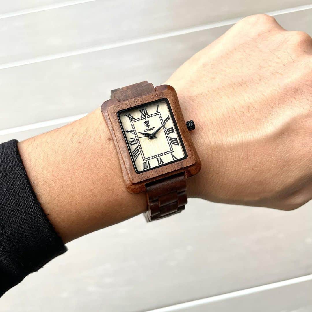 EINBAND -アインバンド-のインスタグラム：「久しぶりに四角の木製腕時計を作ってみました！ 四角のウッドウォッチは好きですかー？  個人的にはレトロ感も出ているのでかなりお気に入りです✨ ちなみに木製ベルトとレザーベルト選べるタイプにする予定です⌚️  #EINBAND #スクエア #新作」