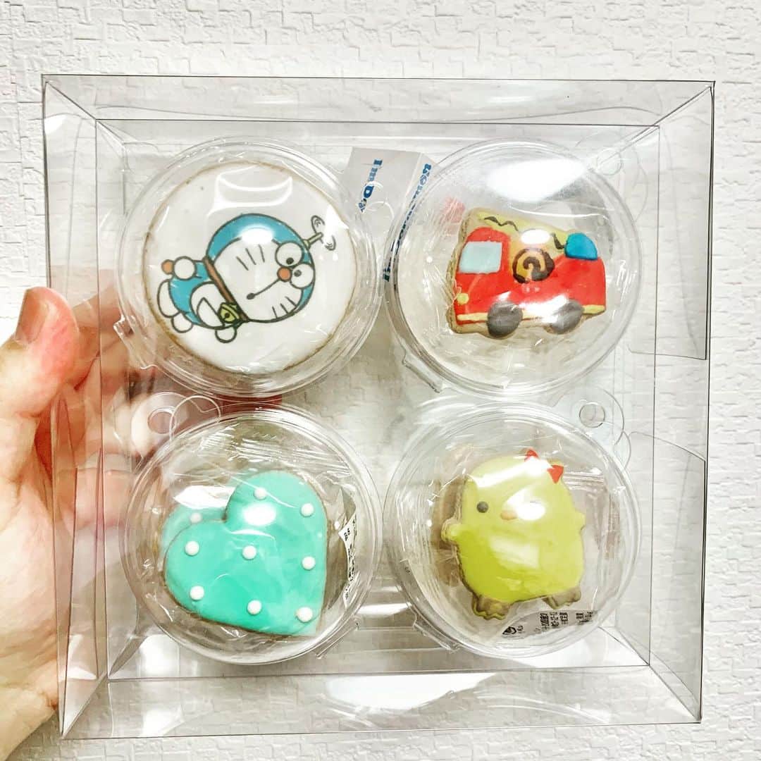 のインスタグラム：「アップルコアジャパンさんからお歳暮でドラえもん！かわいいー！  @applecorejapan   #ドラえもん #クッキー #マシュマロ #お歳暮」