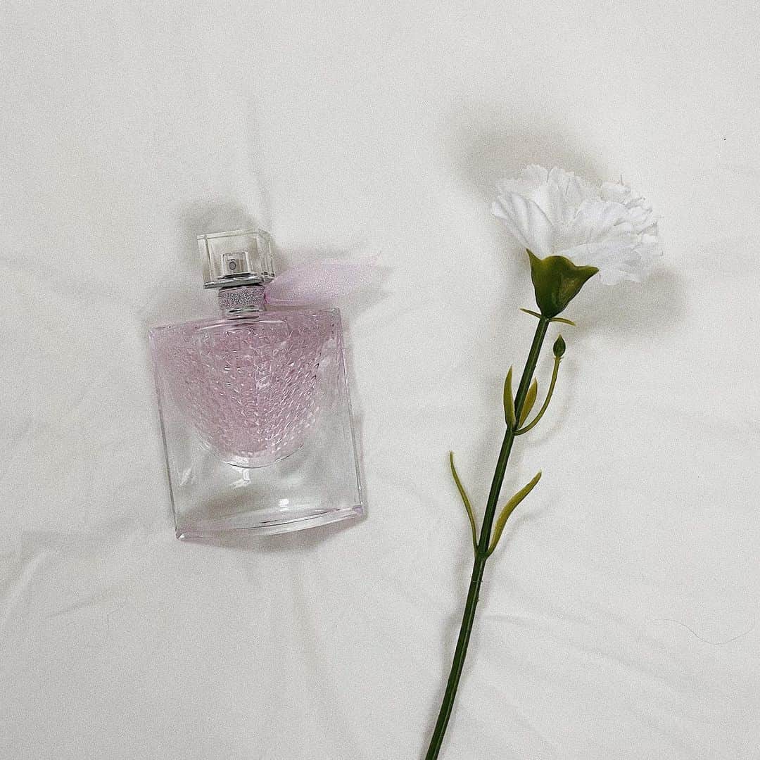 中野ケイナのインスタグラム：「Thank u sm mom☁️🦋 - - 私が探してた匂いすぎて泣ける（ ; ; ） - - #perfume #lancome #lavieesybelle #flowersofhappiness #lancomperfume」