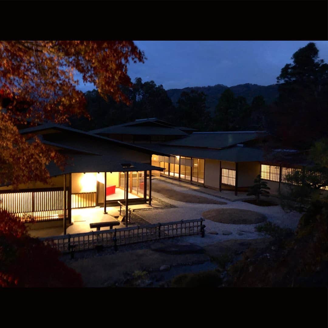 THE WESTIN KYOTO ウェスティン都ホテル京都のインスタグラム：「秋深まる、夜の佳水園の 凛とした静寂の時間が流れます。  The Japanese annex in the Westin Miyako Kyoto.  Tag #westinmiyakokyoto to share your images with us !  #インクライン #fushimiinari　#heianshrine #konkaikomyoji　#kiyomizudera #nanzenji　#南禅寺　#Nishikimarket #寺巡り #kyototravel #kyotogram #visitkyoto #kyotolover #京都好きな人と繋がりたい #京都好き #京都散策 #amazingkyoto #京都観光  #westinmiyakokyoto #ウェスティン都ホテル京都  #japantravel #tripgramjp_Kyoto #japan_of_insta #icu_japan #都ホテル #miyakohotels #都酒店和度假村 #kasuien  #佳水園」