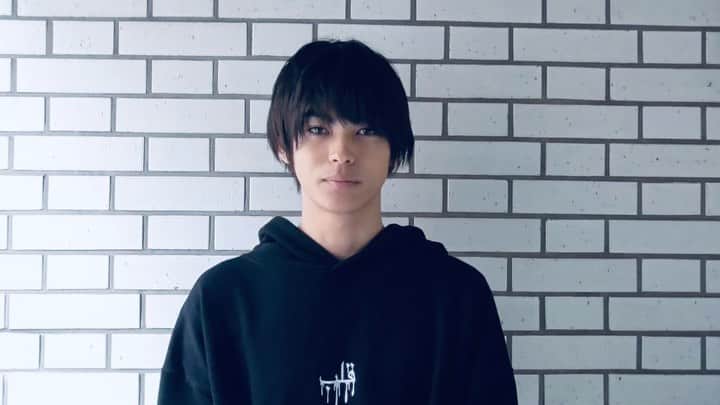神尾楓珠のインスタグラム：「NEWS﻿ ﻿ ＼18時スタート／﻿ ⭐️限定オンラインライブ付き﻿ 【サイン入りカレンダー発売開始】﻿ ﻿ ■SHIBUYA TSUTAYA通販限定﻿ https://store.shopping.yahoo.co.jp/shibuya-tsutaya-net/kamiofuju.html﻿ ご購入いただいた方全員が見られる﻿ 限定オンラインライブ特典付き👀﻿ ﻿ 申し込み日時　12/11 18：00 ～ 12/20 23:59﻿ ﻿ ﻿ ＼19時スタート／﻿ ⭐️【カレンダー発売記念イベント販売開始】﻿ 　　﻿ ■2021年1月16日（土）﻿ 東京・福家書店 新宿サブナード店﻿ http://www.fukuya-shoten.jp/event_show.html?e_id=149﻿ ﻿ ■2021年1月17日（日）﻿ 大阪・紀伊国屋書店グランフロント大阪店﻿ https://store.kinokuniya.co.jp/event/1606890161/﻿ ﻿ ■2021年1月31日（日）﻿ 福岡・HMV&BOOKS　HAKATA﻿ https://www.hmv.co.jp/store/event/43290/﻿ ﻿ 申し込み日時　各会場12/11 19:00〜先着﻿ ﻿ ﻿ #神尾楓珠﻿ #神尾楓珠カレンダー2021﻿ #12月17日発売」