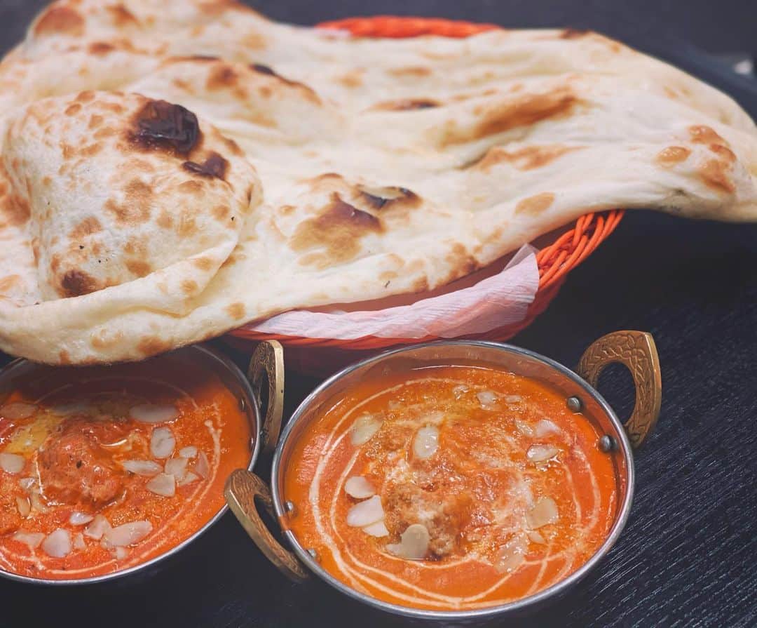 Erenaのインスタグラム：「🇳🇵Butter chicken Curry🍛🇳🇵 We can enjoy cooking from around the world. . 今日のランチはネパール🤞🏾👳🏾‍♂️ バターチキンカレー🥄🍛🧈🍖🌶 最近Officeでよくデリバリー使うの🛵💨💨 みんなこれが楽しみになってきてる🤣 . #lunchtime#lunch#ランチ#デリバリー#ネパール料理#カレー#ネパール#スパイス#ナン#bigナン#バターチキンカレー#curry#spice#butter#chicken#nepal」