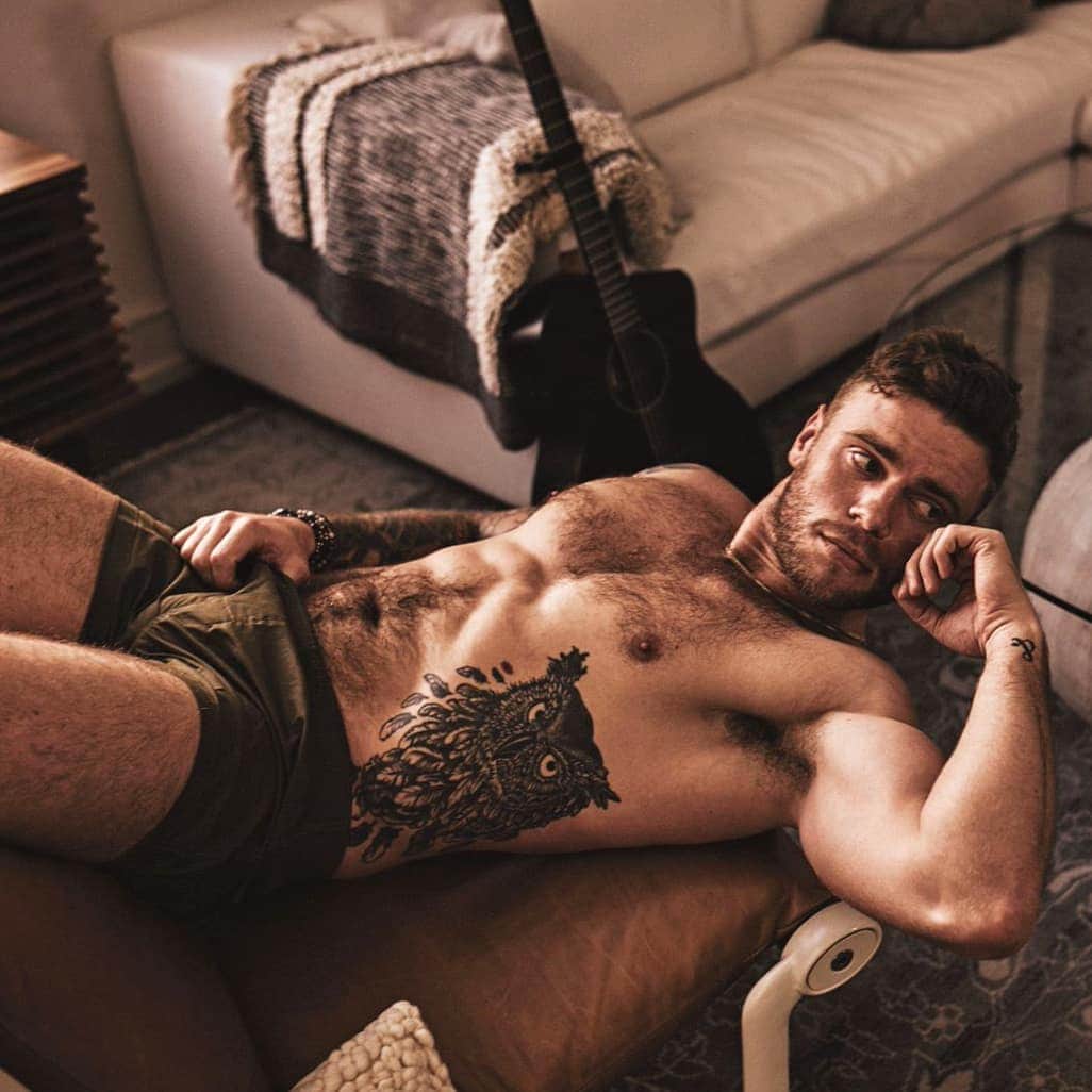 ガス・ケンワージーのインスタグラム：「My friend @briankaminski was kind enough to come over yesterday and take some pictures for my LinkedIn.」