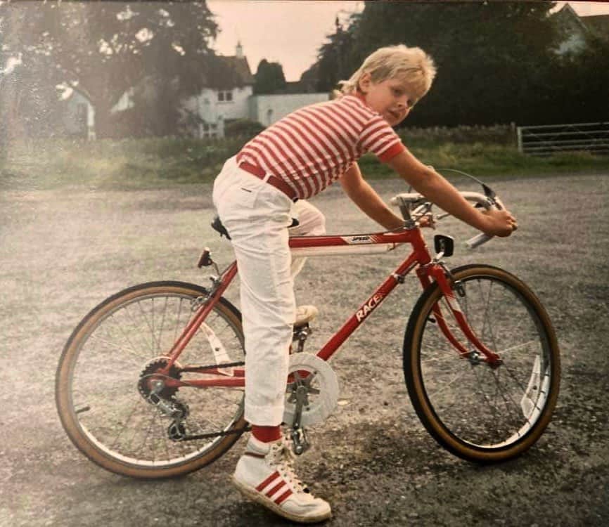 ジェンソン・バトンのインスタグラム：「I thought cyclocross bikes were kind of a new thing, I was rocking them in the mid 80’s and matching team kit, better still a fantastic mullet 🤣 #cycling New kit ideas for @leger.la 😉」