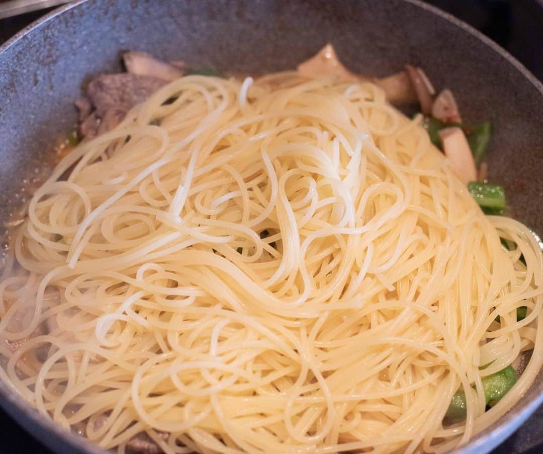 Iguchi Takuto... おうちごはんおじさんさんのインスタグラム写真 - (Iguchi Takuto... おうちごはんおじさんInstagram)「🍳Today’s kitchen(📝レシピあり)﻿ •焼肉のスパゲッティ🍝﻿ 井口の【こんなレシピがあったらいいのになー！】シリーズ第2段😚﻿わんぱく飯好きな僕の視点で、絶対美味しいだろうなと思っていたレシピを具現化してみました。焼肉大好き、パスタ大好きな僕が絶対融合させてやりたいとずっとあっためていたレシピとなります。ぜひみなさんもご賞味あれ☺️﻿ ﻿あっ！かれこ！パスタ4連発ですね！最高！  ﻿ 🍖材料（2人前）﻿ ・牛肉焼肉用……150g﻿ ・エリンギ……3本（1p）﻿ ・ピーマン……2個﻿ ・にんにく……2片﻿ ・焼肉のタレ……大さじ4﻿ ・ごま油……大さじ1﻿ ・めんつゆ（4倍濃縮）……大さじ2﻿ ・バター……10g﻿ ・豆板醤……小さじ1﻿ ・塩……適量﻿ ・糸唐辛子……適量﻿ ・ごま……適量﻿ ﻿ 🔪下準備﻿ ・ピーマンとエリンギは食べやすい大きさににカットしておく。﻿ ﻿ ・パスタは、1％の塩分濃度のお湯で湯がいておく。﻿ ﻿ ・にんにくはスライス(みじん切り)しておく。﻿ ﻿ 🍳作り方﻿ 1. フライパンにごま油とにんにくを入れ、香りが立つまで弱火で加熱する。﻿ ﻿ 2. 牛肉、ピーマン、エリンギを入れて塩を振り、中火で炒める。﻿ ﻿ 3. パスタが茹で上がる1分前に強火にし、茹で汁をおたま1.5杯入れて乳化させておく。﻿ ﻿ 4. パスタを入れ、焼肉のタレ、めんつゆ、バター、豆板醤を入れ、そのまま炒める。﻿ ※水分がなくなったら、随時軽く茹で汁を足してください。﻿ ※焼肉のタレの種類により、味が濃い薄いあるので、味見しつつ調整してください。﻿ ﻿ 5. 器に盛り、糸唐辛子とごまをのせて完成！﻿ ﻿ ﻿ ﻿ ﻿ 美味しいで日本を元気に꒰⍨꒱.+*﻿ ﻿ ━…━…━…━…━…━…━…━…━…━﻿ ﻿ ▼.YouTube始めました🍳﻿ 【らくうまチャンネル】と検索して下さい。﻿ 簡単×美味しい料理はもちろん、﻿ <食をエンターテイメントに💐>をテーマに、﻿ 楽しいコンテンツをたくさん投稿していきます！﻿ 是非チャンネル登録お願いします🙇‍♂️﻿ https://www.youtube.com/channel/UCU8N32A-DZ4aGMH1YZ06gYA﻿ ﻿ ▼.料理教室主宰しています🍳(..開講祝1年💐)﻿ Foodies Labo(@foodies_labo)﻿ 簡単×美味しいに拘り、都内で料理教室を開催しています。﻿ 料理初心者•初参加の方•お友達との参加も大歓迎🙆‍♂️🙆‍♀️﻿ まずは気軽にフォローして下さい！﻿ ﻿ ▼.デリバリー専門のレストランを始めました🍴 ﻿ Foodies Tokyo(@foodies_tokyo)﻿ 不定期での営業となりますが、﻿ Uber Eatsに出店しています！﻿ イベントなども都度行っていますので、﻿ 詳しくは、公式アカウントをご覧下さい！﻿ ﻿ ▼.ストーリーズのハイライトをまとめました🎥﻿ 過去にストーリーズで配信した、イベントの様子や、﻿ 企業さまとのお仕事、日々の料理のシーン、﻿ 自身の掲載記事など、アイコン毎にまとめています。﻿ ご興味ある方はご覧下さい！﻿ ﻿ ━…━…━…━…━…━…━…━…━…━﻿ #らくうまレシピ#おうちごはんおじさんのレシピ #時短レシピ﻿ #簡単レシピ #レシピ #らくうま飯#らくうま料理#らくうま料理家#らくうま料理研究家#料理家#料理研究家#フードスタイリスト#井口タクト#おうちごはん#おうちごはんおじさん#料理男子#家庭料理#簡単料理#手作りごはん#飯テロ#料理好きな人と繋がりたい#Foodstylist#ouchigohan_ojisan#パスタ部 #パスタ #パスタ男子 #おうちパスタ #pasta #spaghetti #check3328」12月11日 12時42分 - ouchigohan_ojisan