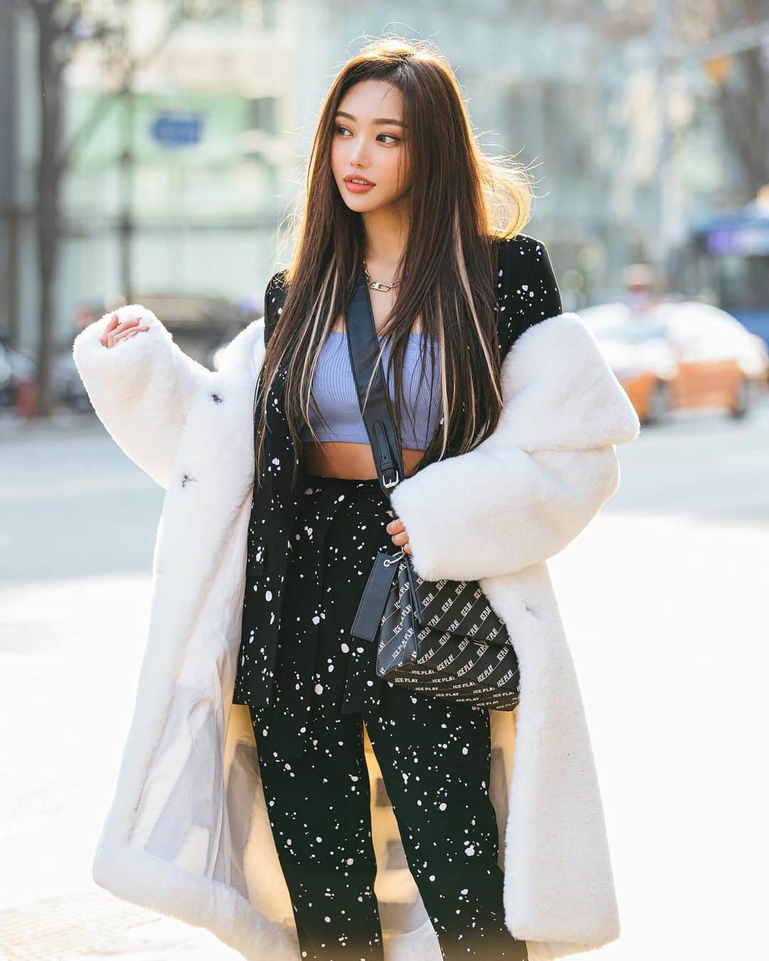 가로수길 , Seoulのインスタグラム：「Street 📸 @ssovely1024 🔥 셋업과 페이크 퍼로 멋진 코디」